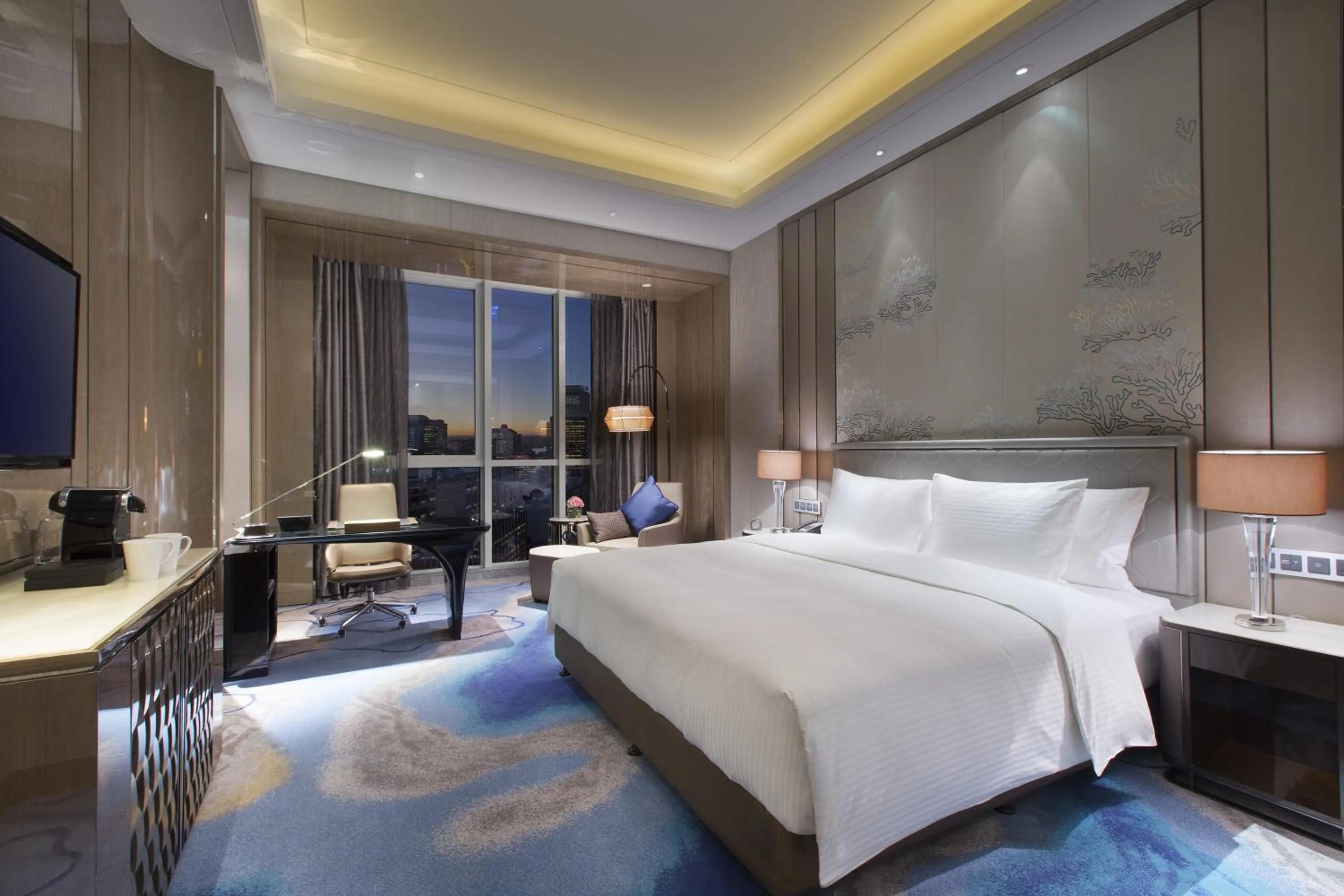 Superior Queen Room with City View in Pullman Yantai Center