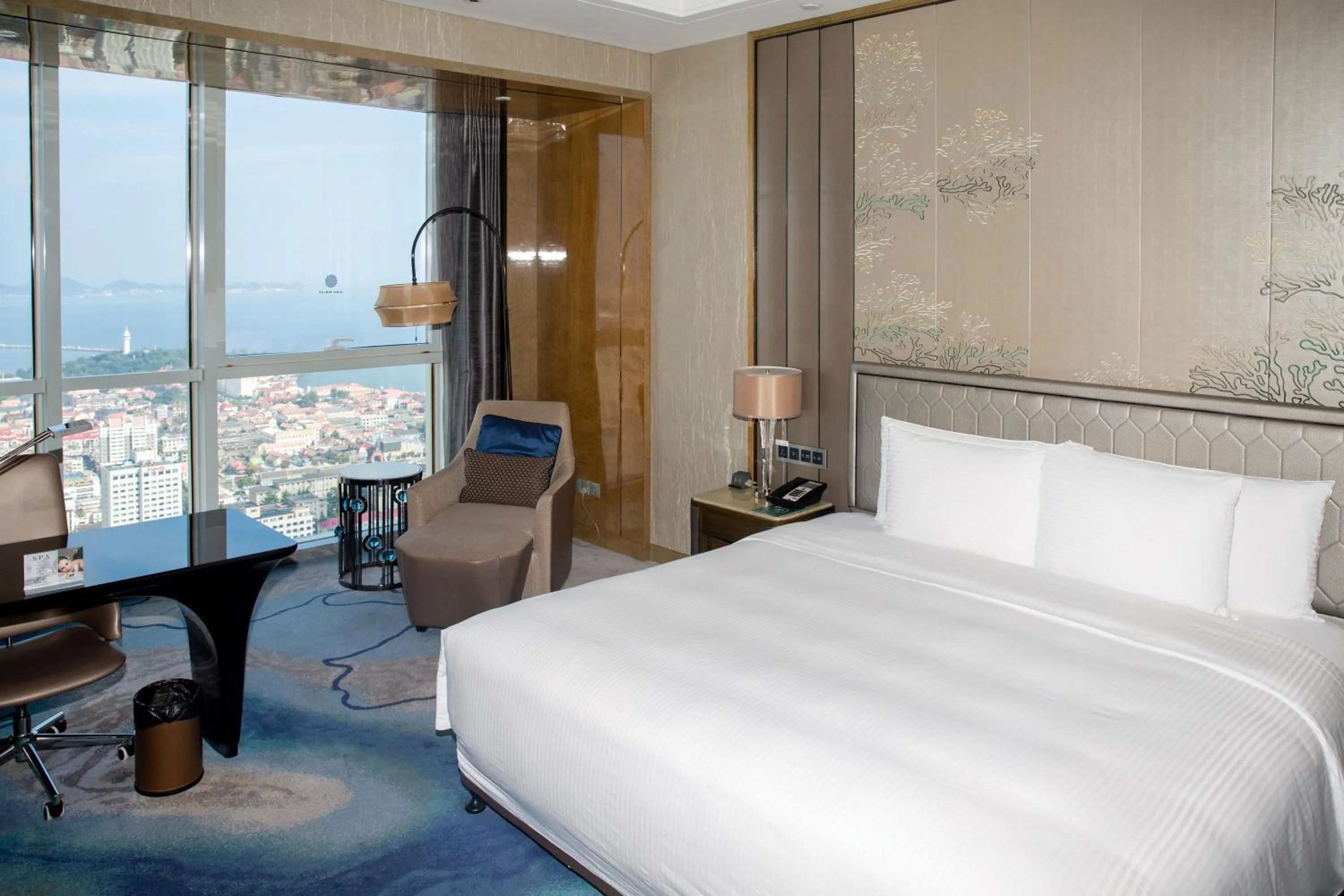 Deluxe King Room with Sea View - High Floor in Pullman Yantai Center