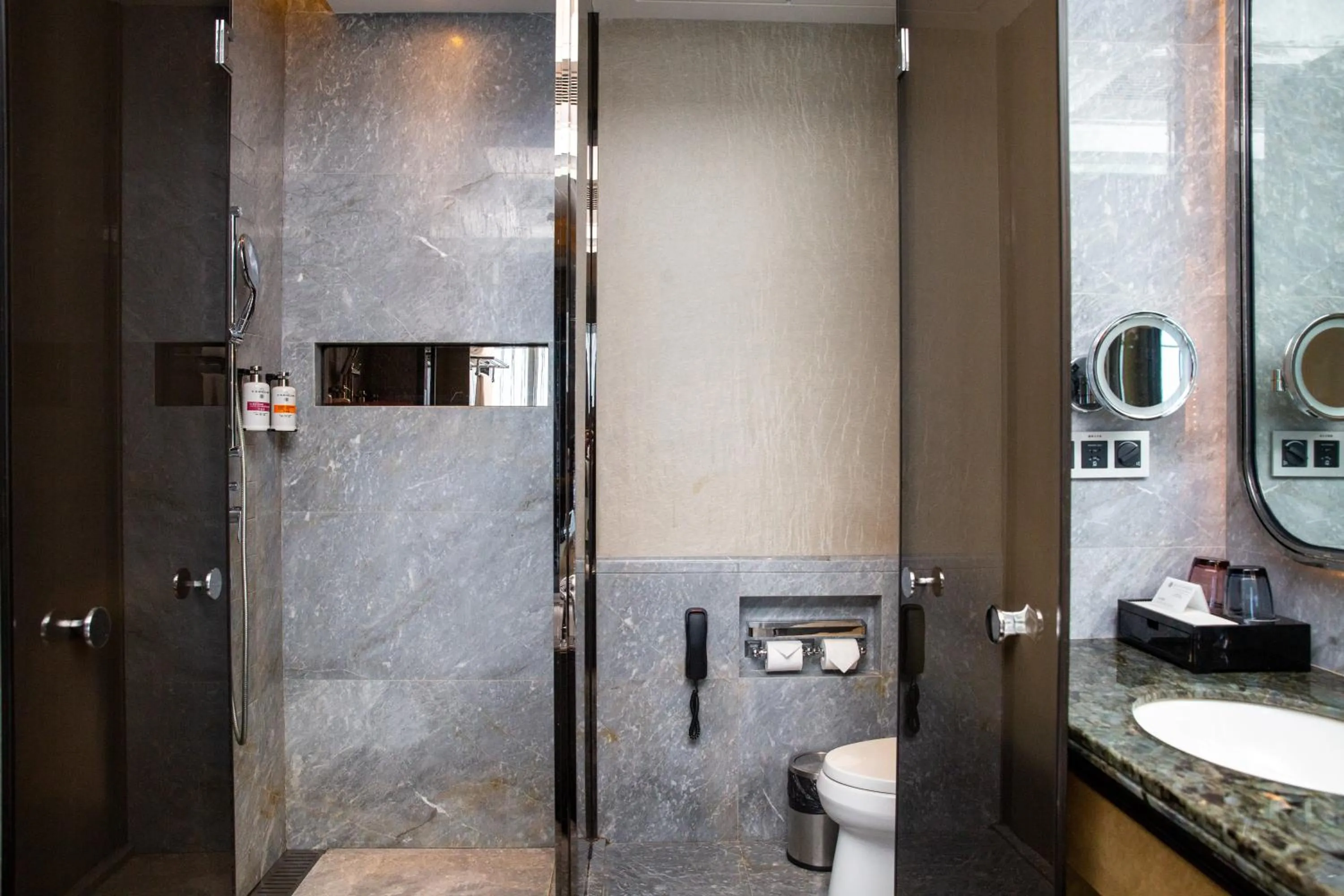 Superior King Room with City View in Pullman Yantai Center