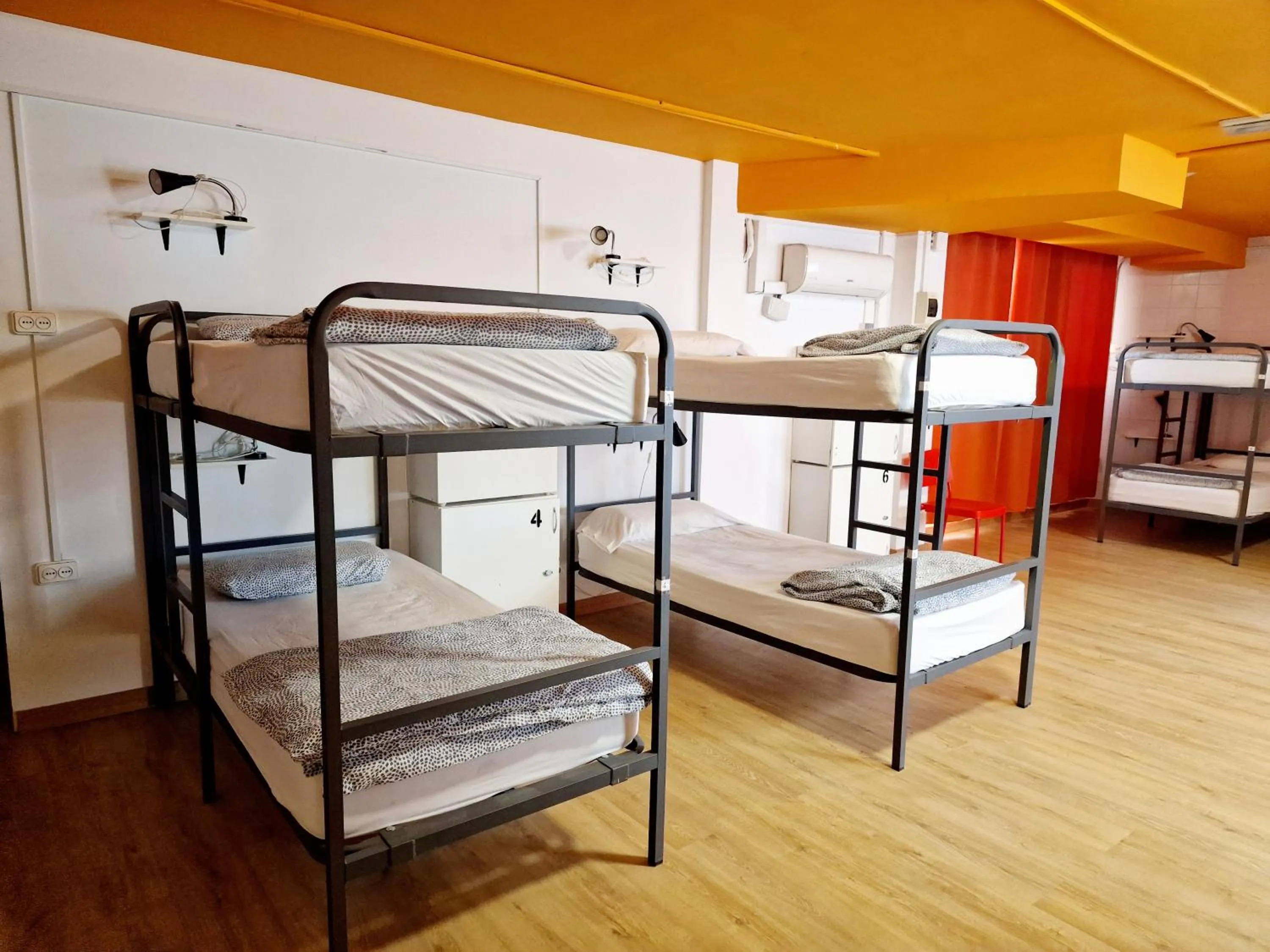 Bunk Bed in 10-Bed Mixed Dormitory Room in Arc House Barcelona