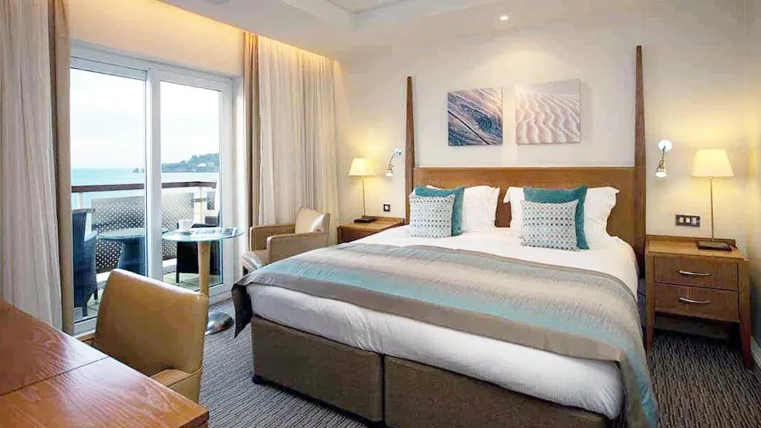 Junior Suite with Sea View in L’Horizon Beach Hotel & Spa