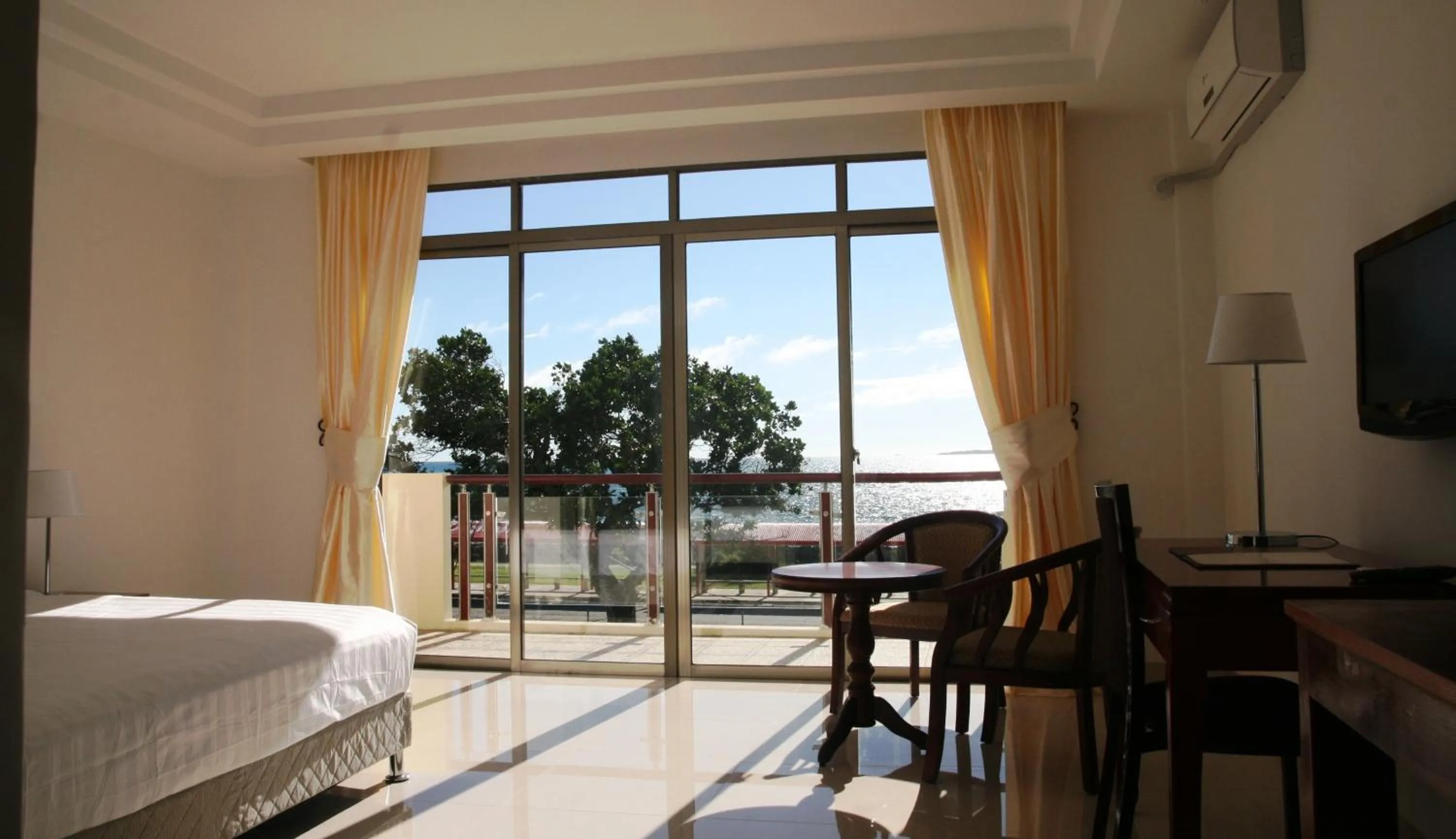 King Room with Sea View in Emerald Hotel & Restaurant