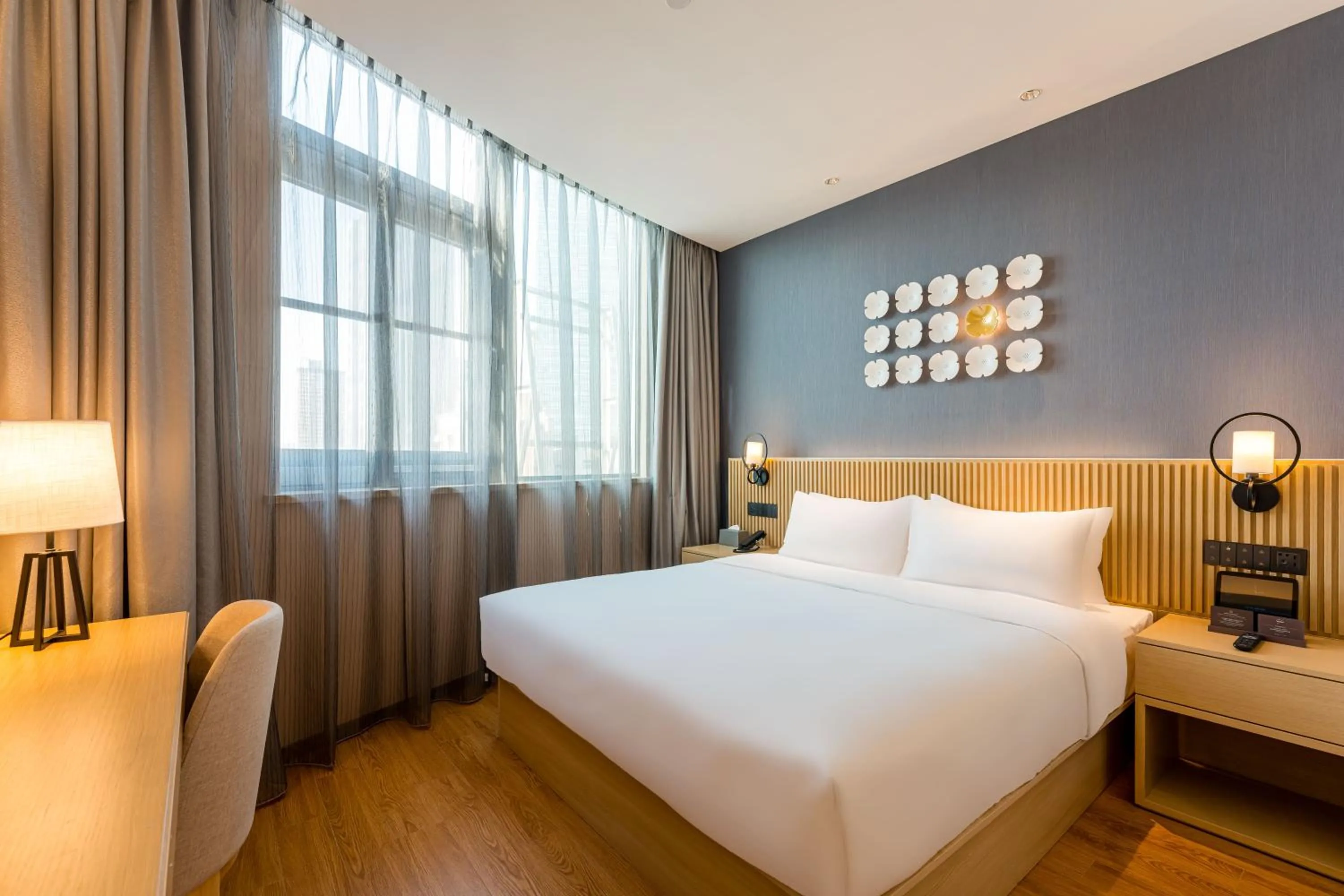 Deluxe Suite in Crystal Hotel Shanghai North Sichuan Road on the Bund