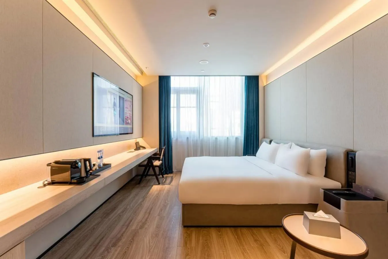 Business Queen Room in Crystal Hotel Shanghai North Sichuan Road on the Bund