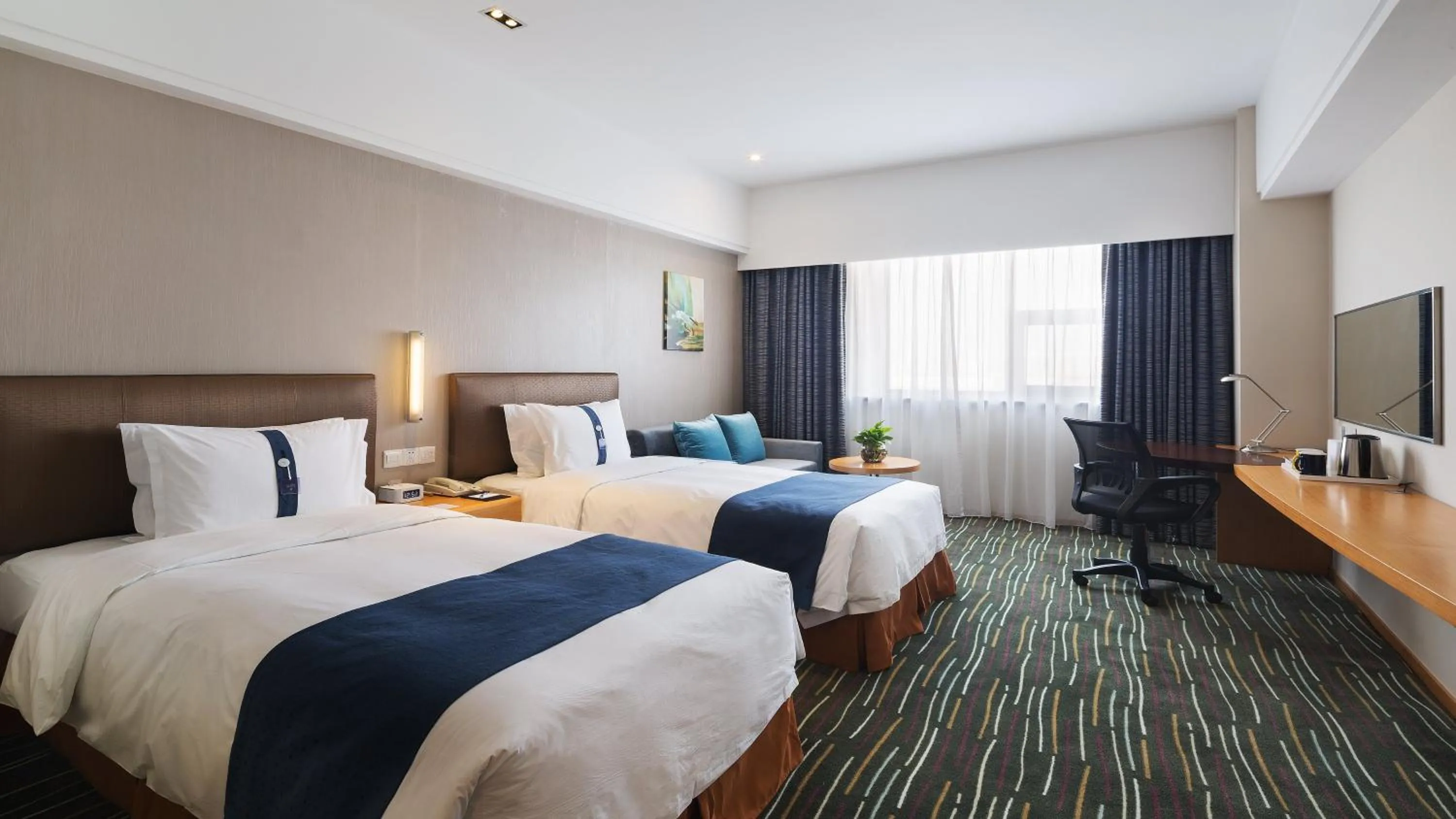Standard Twin Room in Holiday Inn Express Shanghai New Jinqiao by IHG