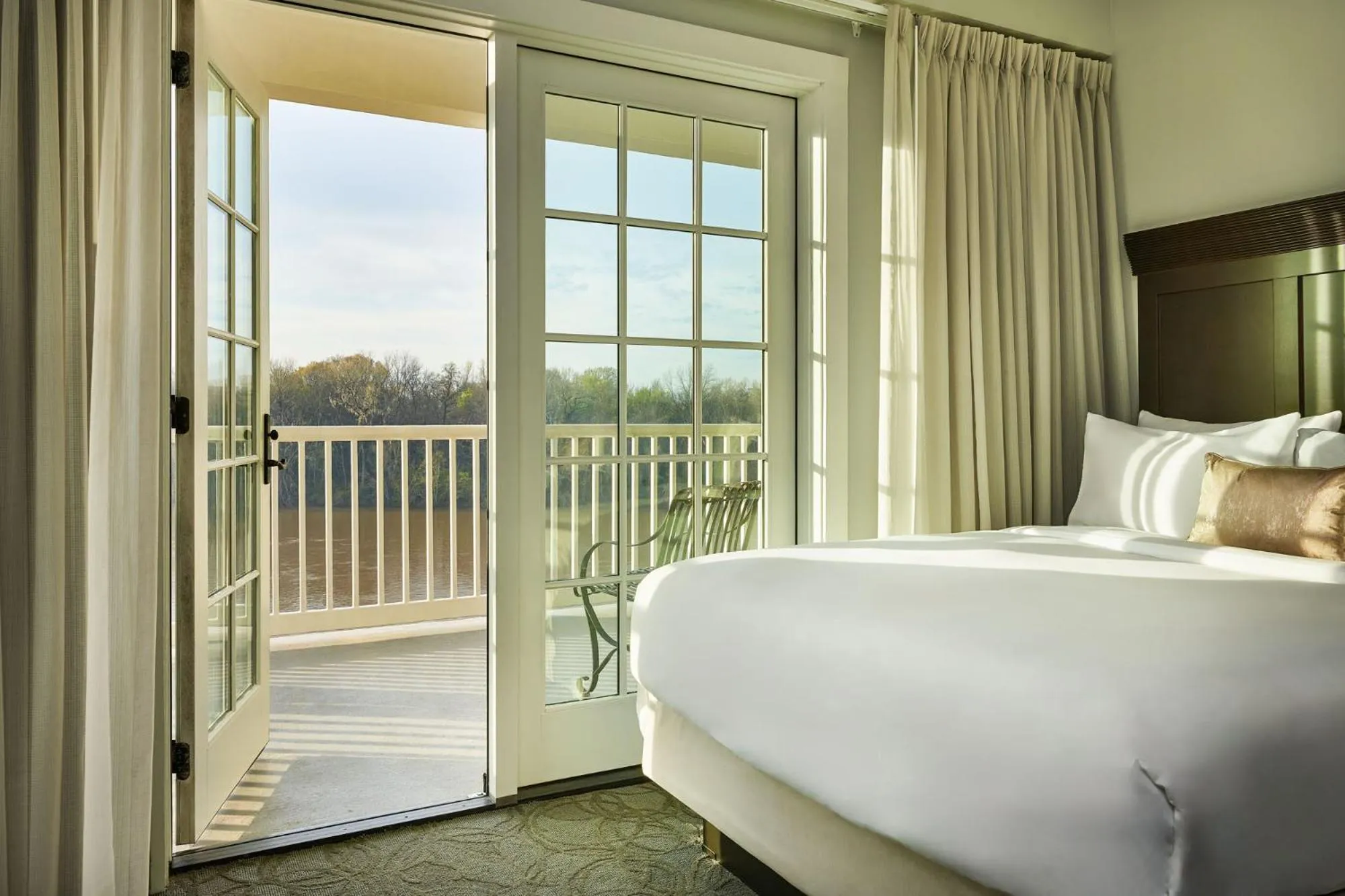 King Room with Balcony and River View in St James Hotel Selma