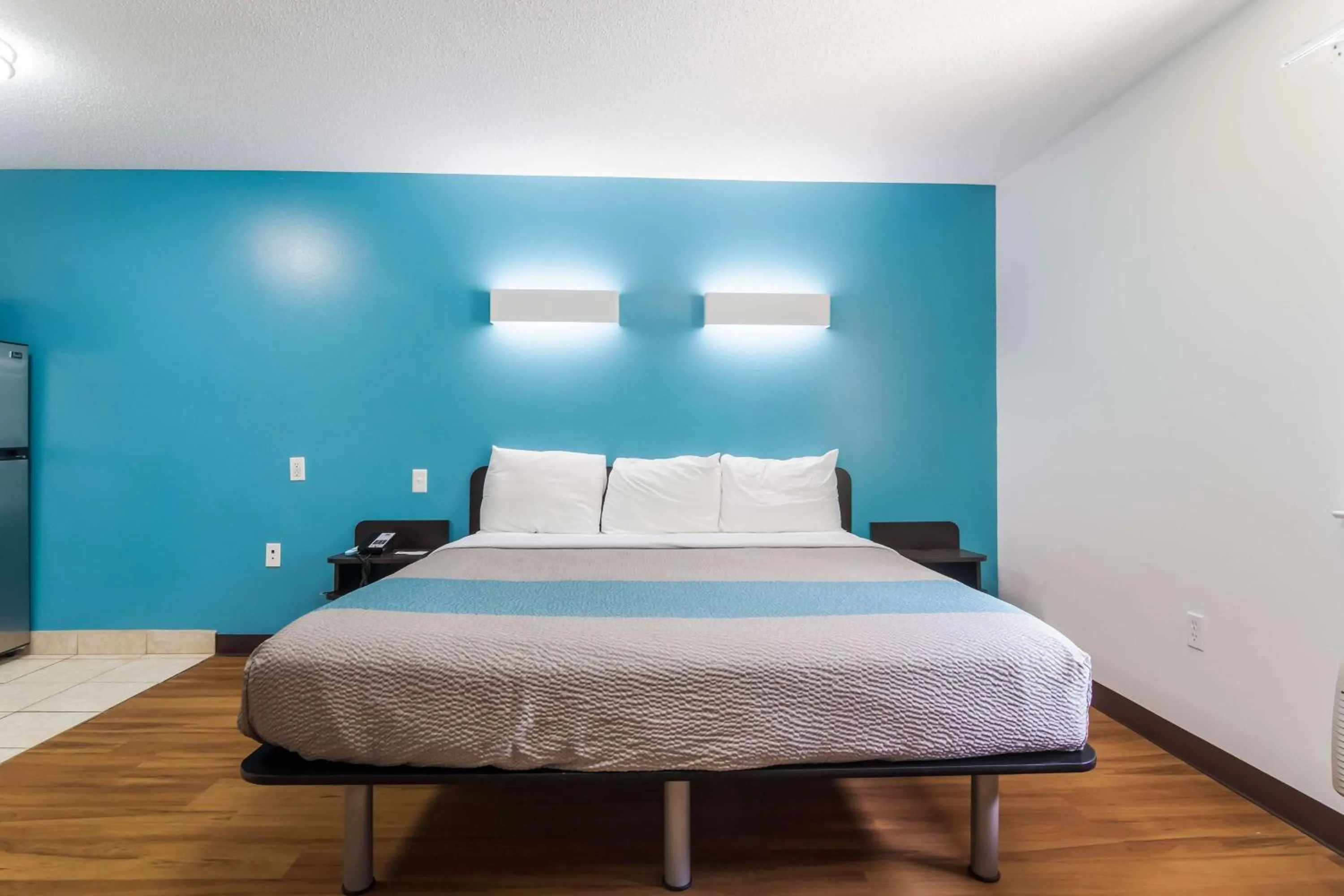 Deluxe King Room - Non-Smoking in Motel 6-Gulf Shores, AL