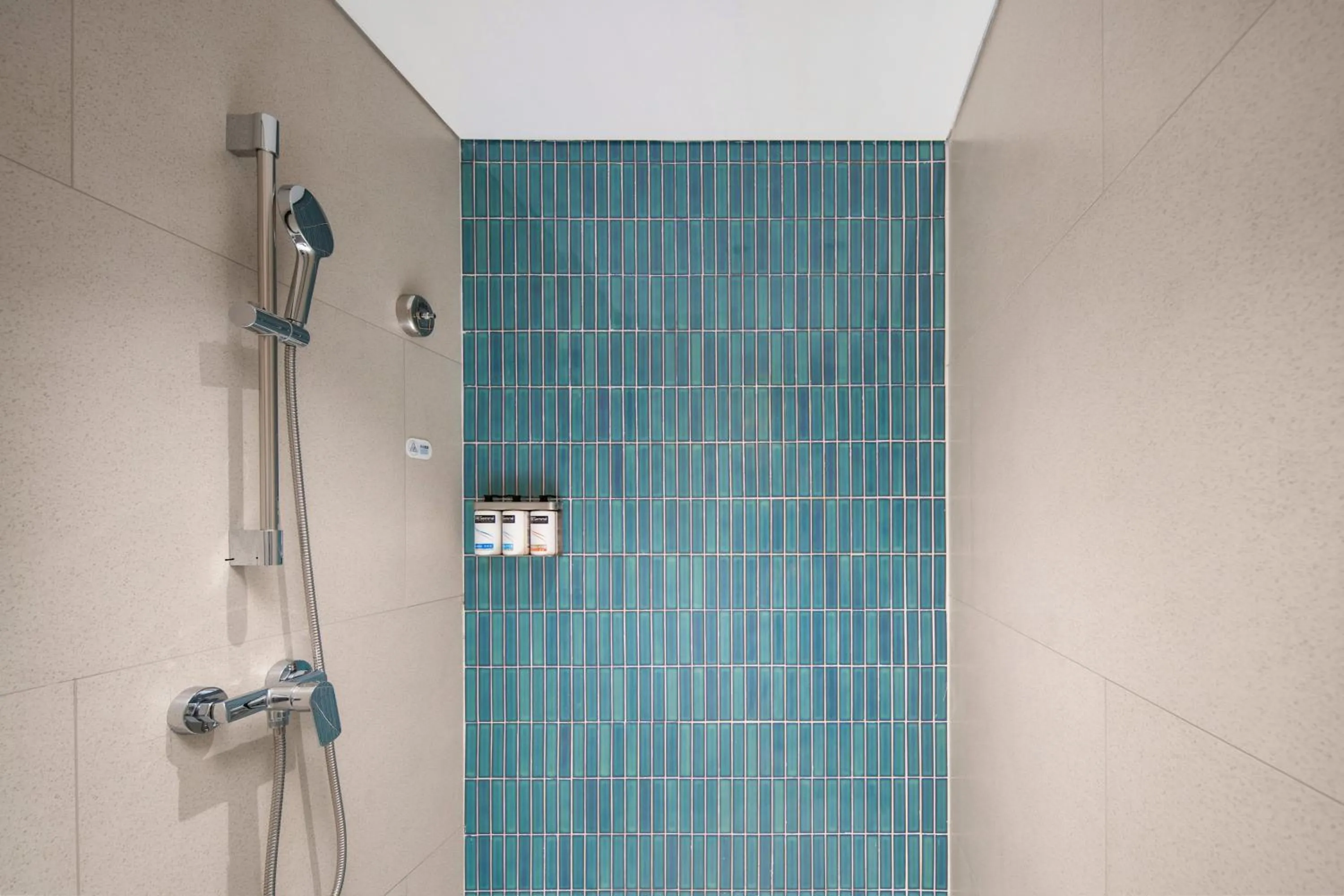 Standard King Room in Holiday Inn Express Chongqing Tongliang by IHG