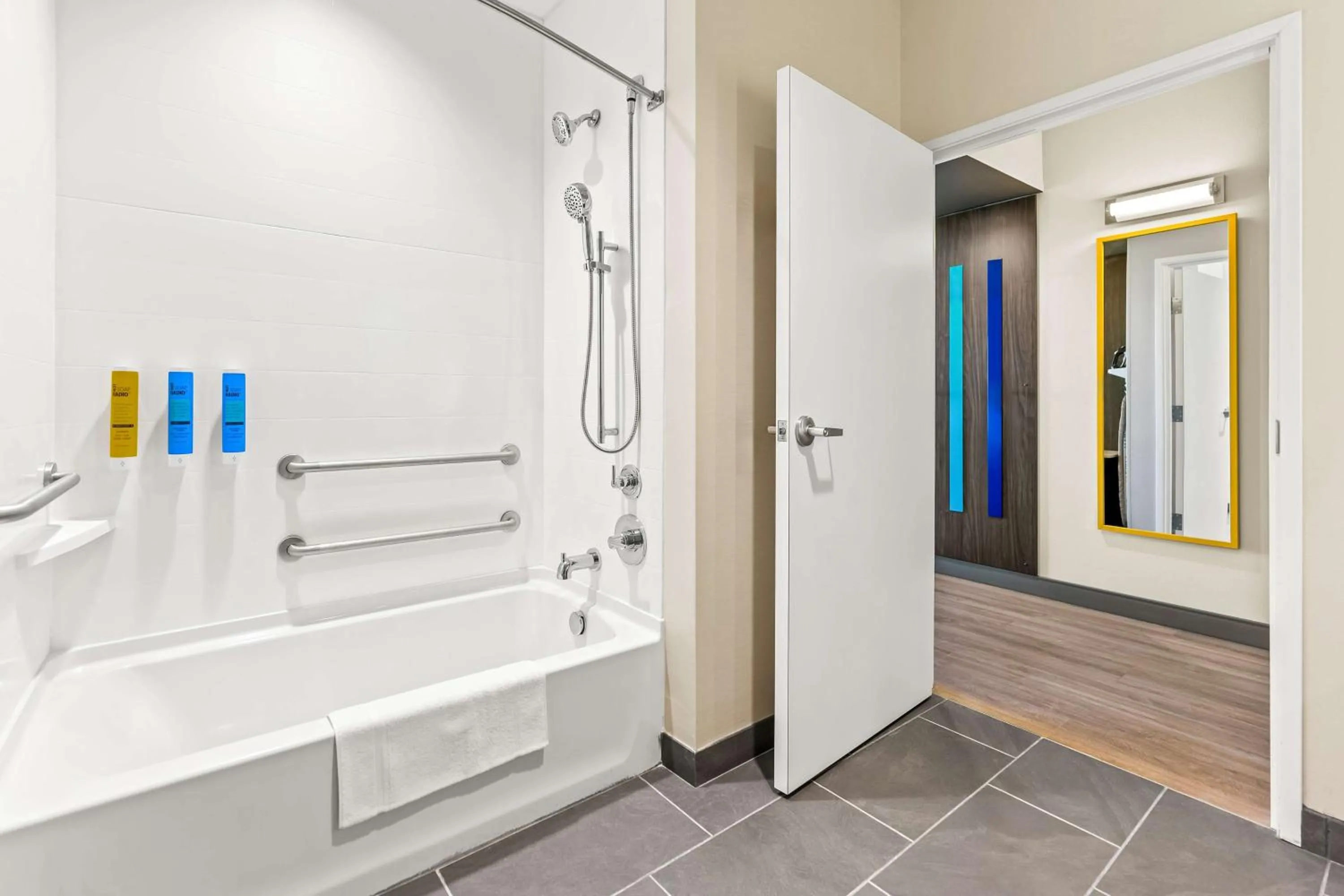 King Room with Bath Tub - Mobility Access in Tru By Hilton Dixon