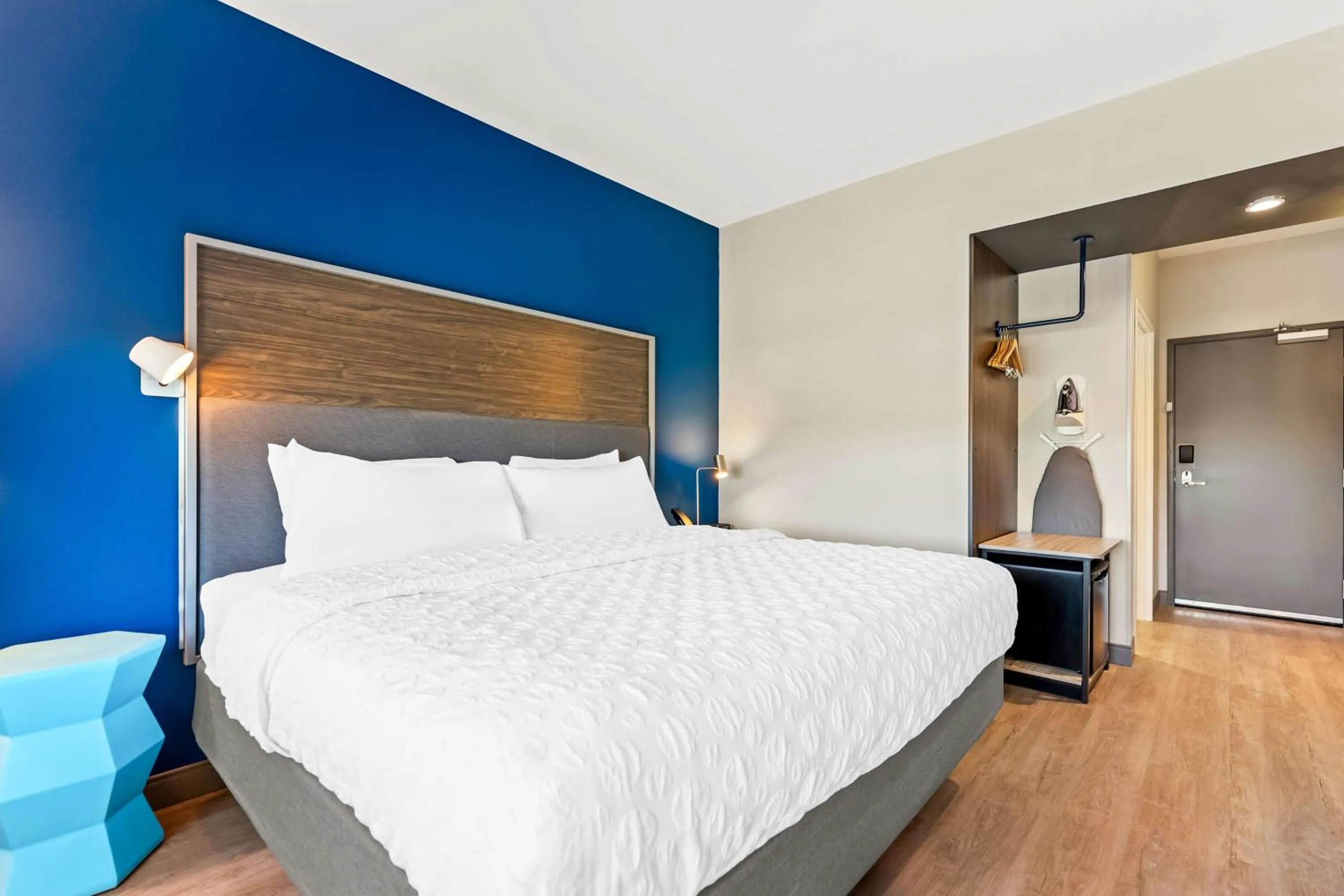 King Room with Walk-In Shower in Tru By Hilton Dixon