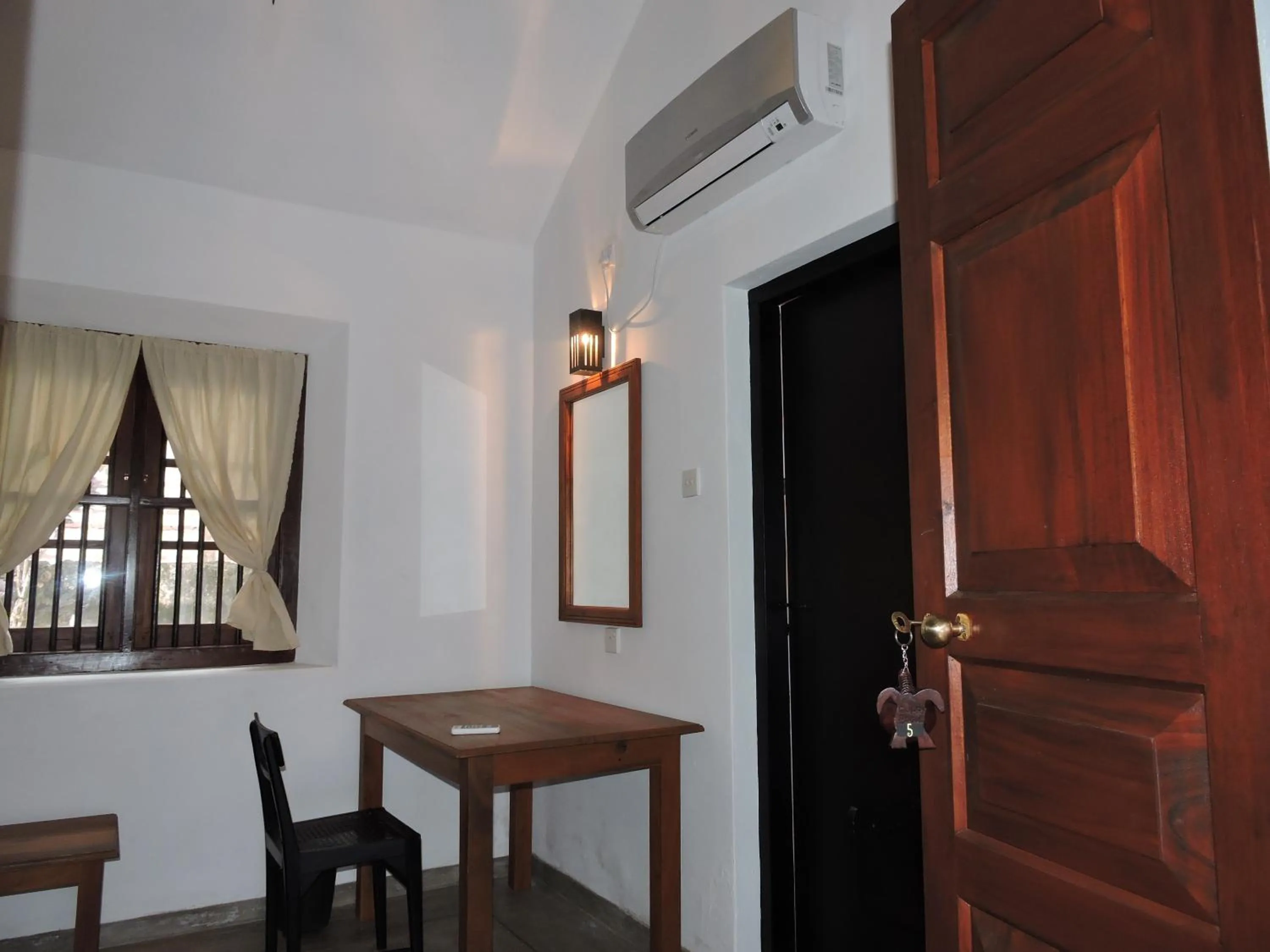 Budget Double Room in Curry Bowl Restaurant & Turtles Rest
