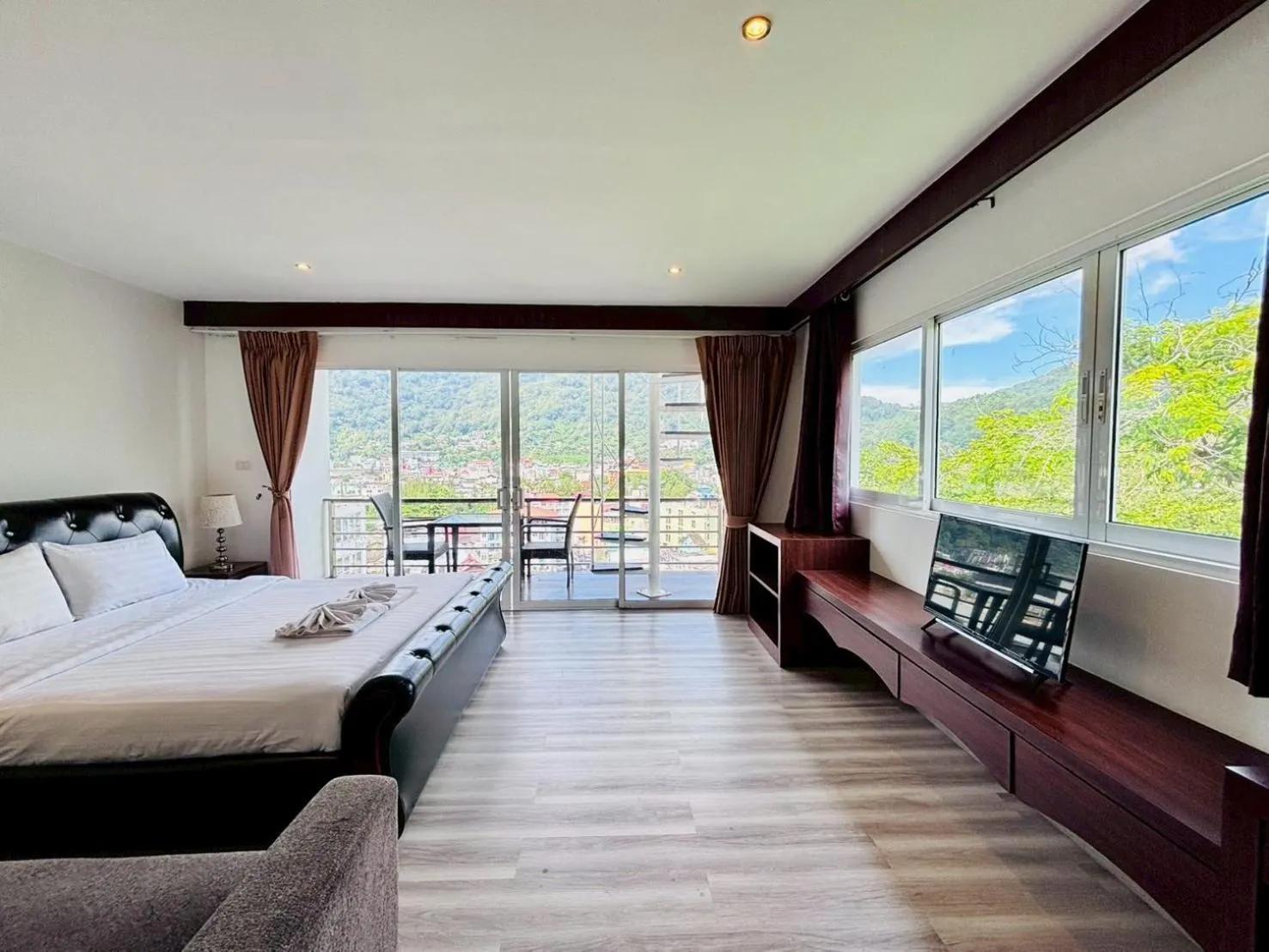 King Room with Balcony in Ocean View Treasure Residence