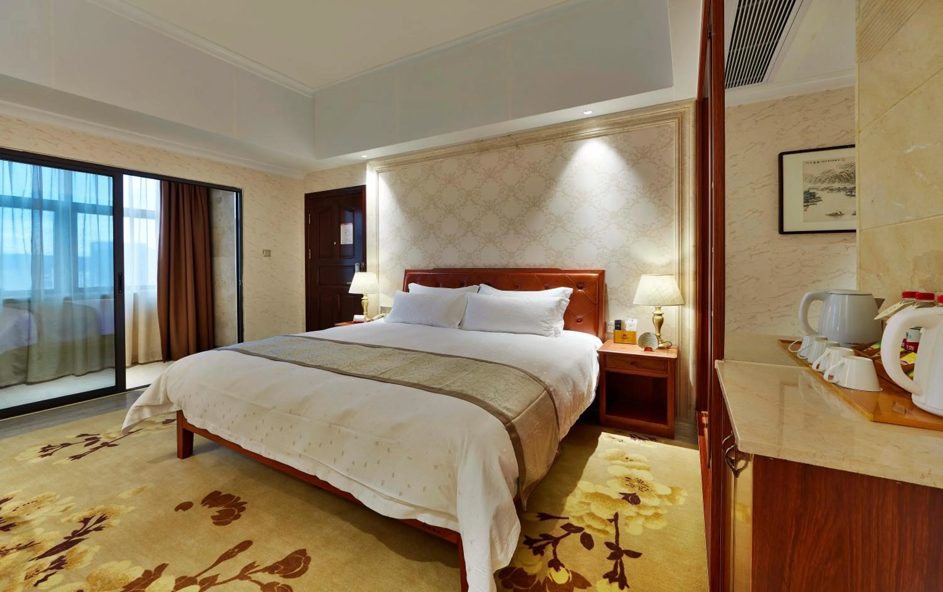 Deluxe Family Suite in Mei Zhou Guset Hotel