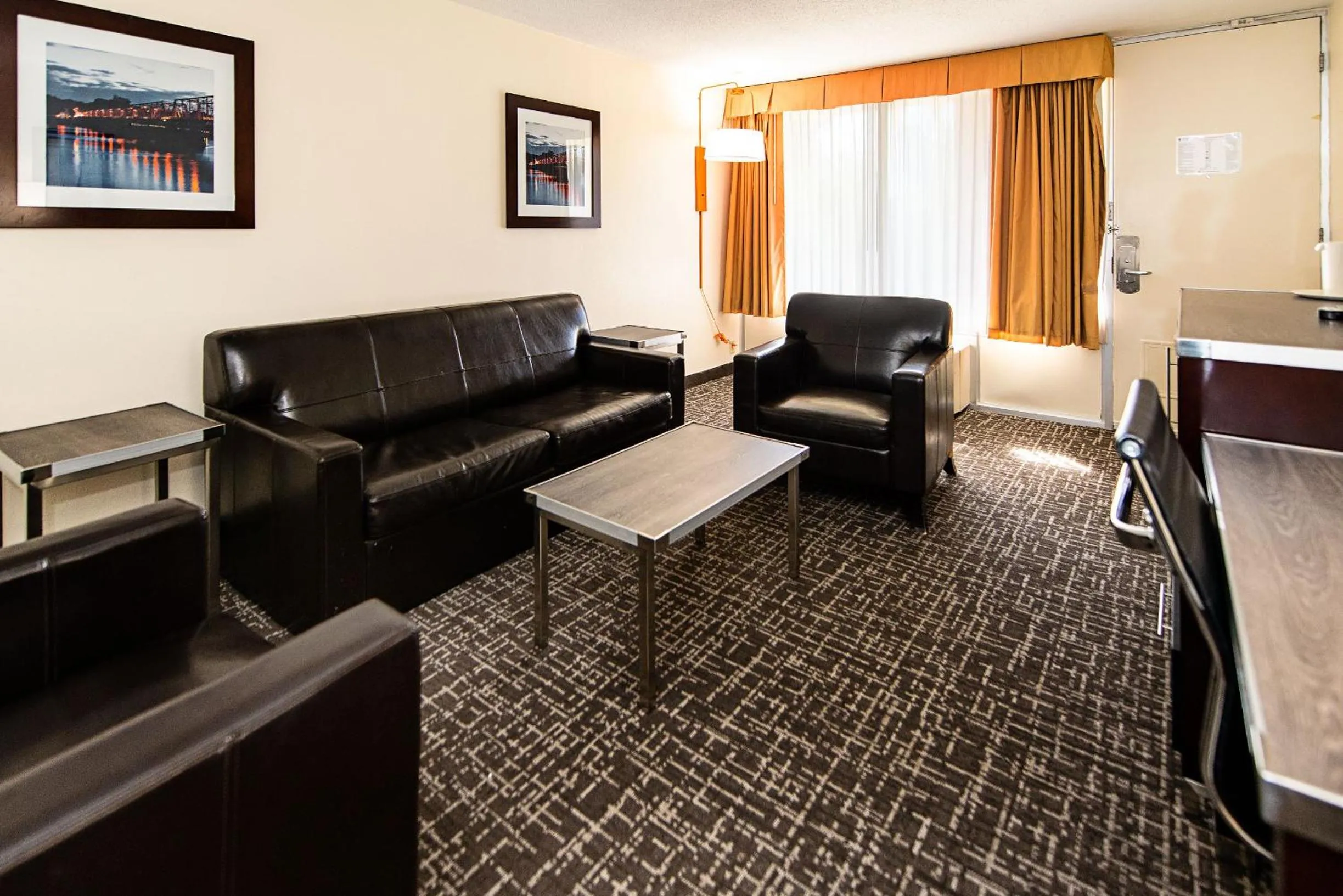 King Suite with Sofa Bed - Non-Smoking in New Hope Inn & Suites