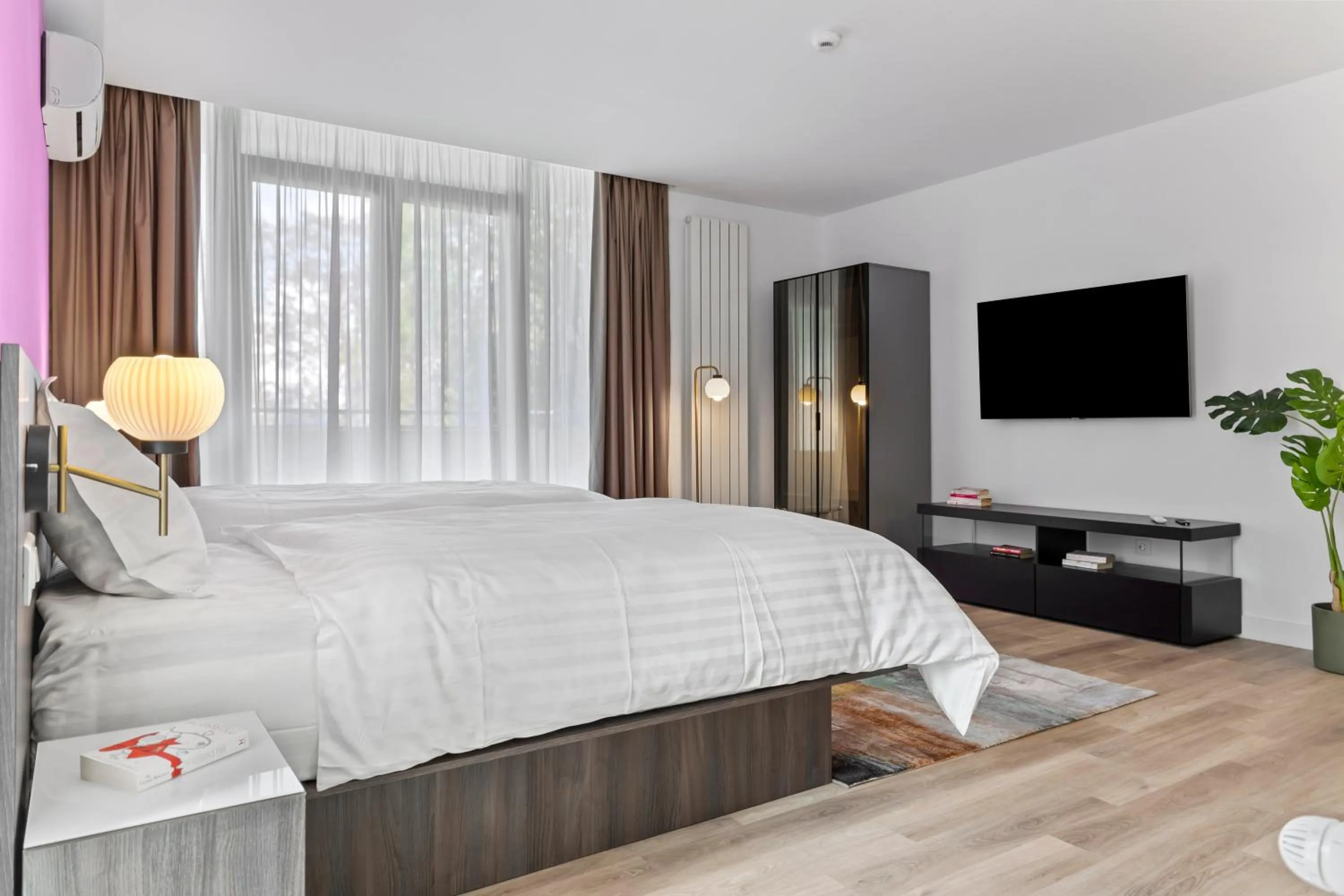 Twin Deluxe King Room with Balcony in Uni88 Apart Hotel