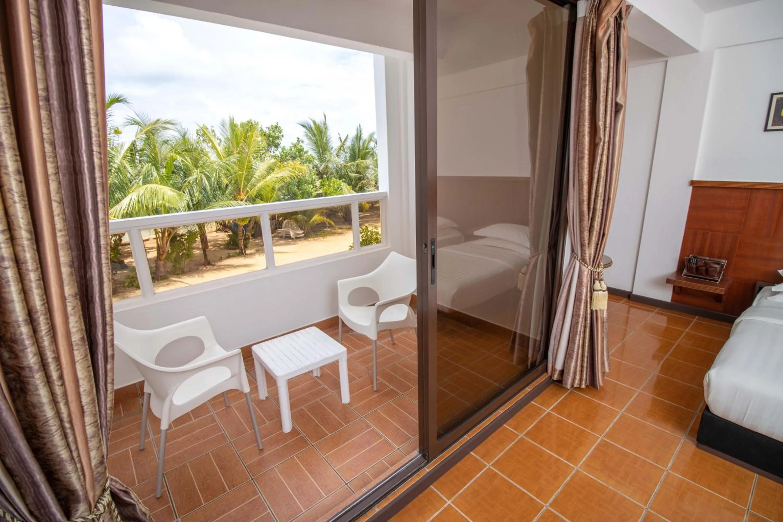 Deluxe Double Room with Beach View in Rashu Hiyaa