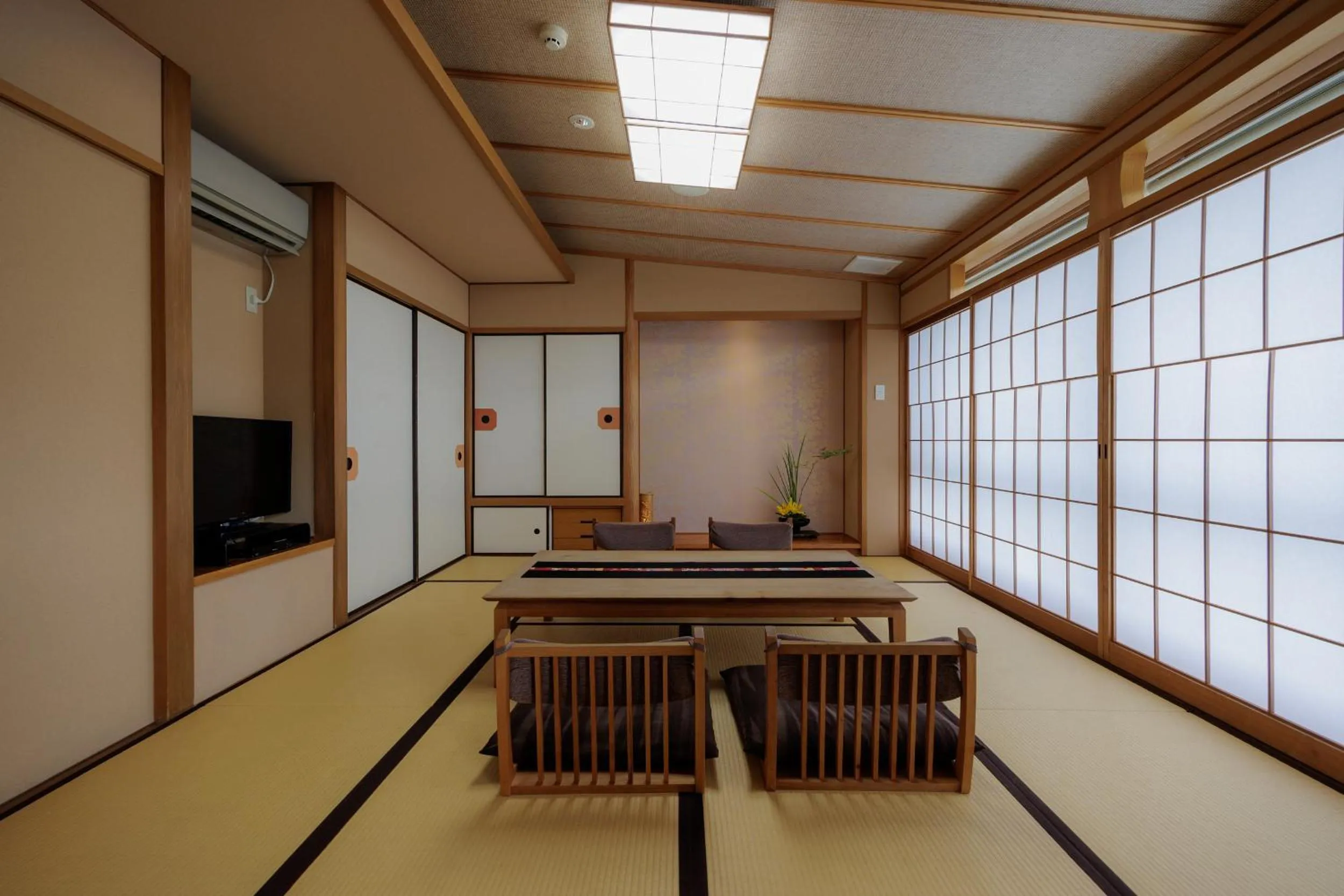 Family Room with Shared Bathroom in Kifuno Sato