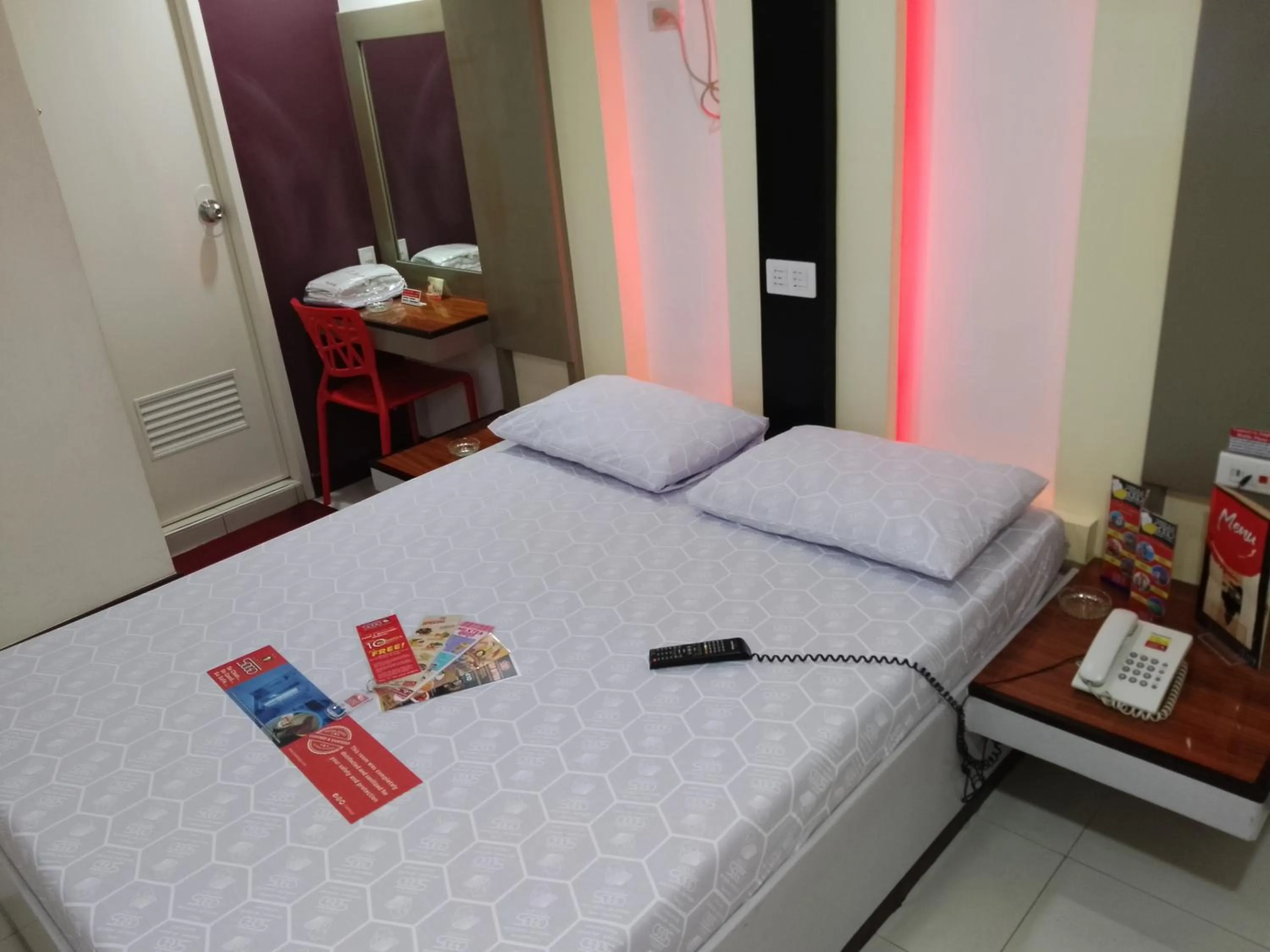 Deluxe Room in Hotel Sogo - EDSA, Pasay Harrison