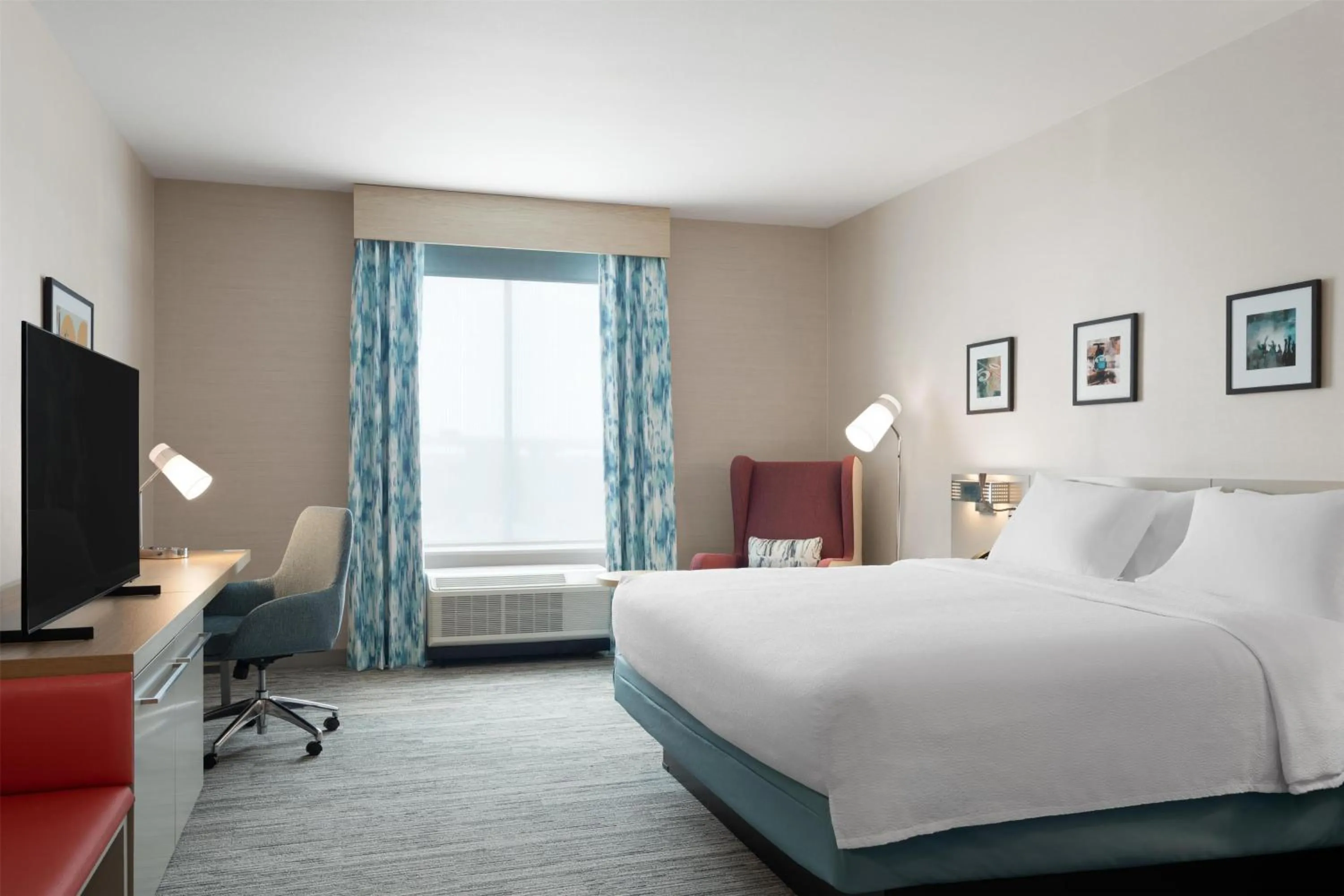 Junior King Suite with Seating Area in Hilton Garden Inn Austin Central