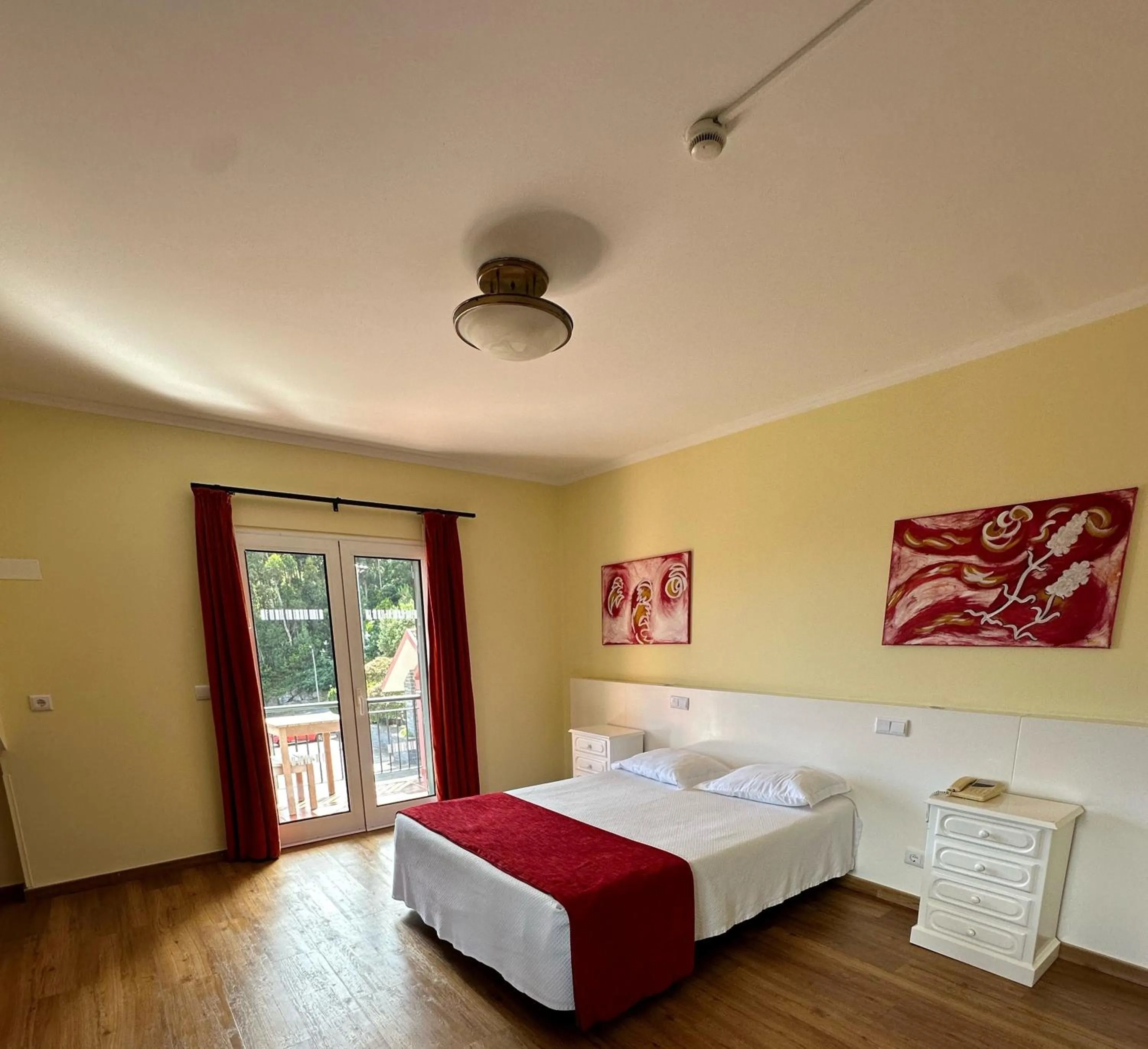 Standard Twin Room with Mountain View in Valley View Hotel Encumeada