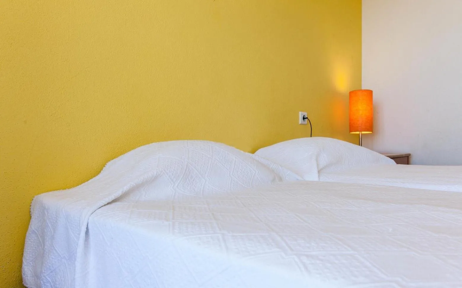 Twin Room with Private Bathroom - Disability Access in HI Almada - Pousada de Juventude