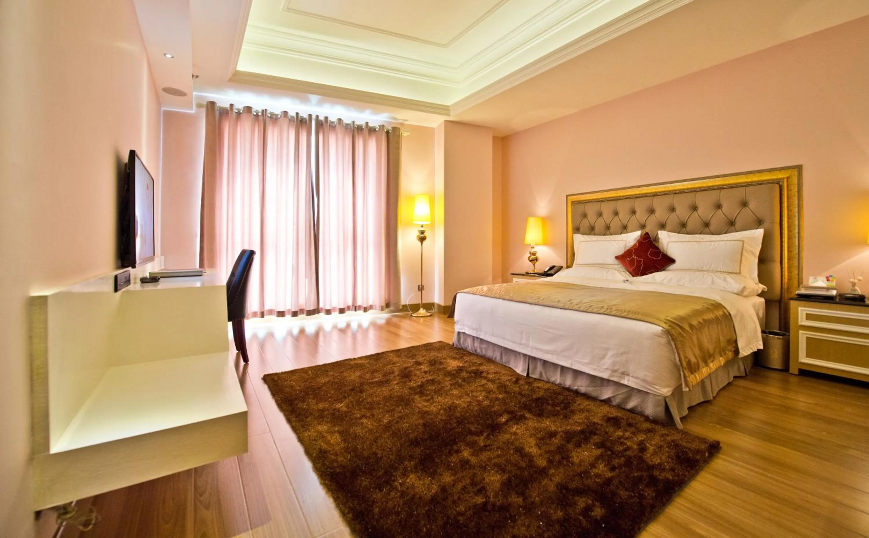 Deluxe Queen Room in The Royal Pinnacle Hotel