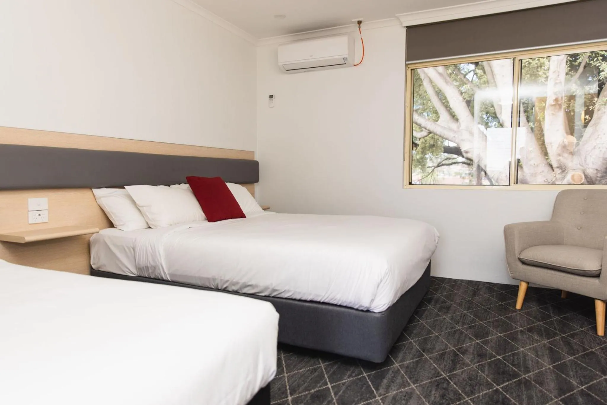 Queen and Single Room in Lakeview Hotel Motel