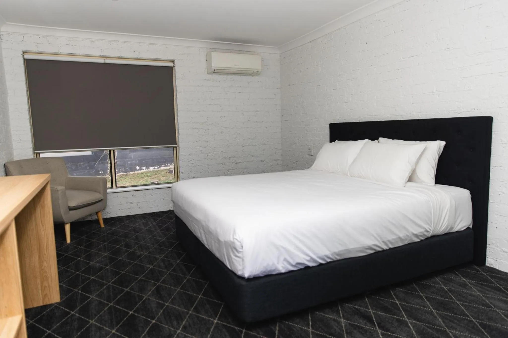 Deluxe King Room in Lakeview Hotel Motel