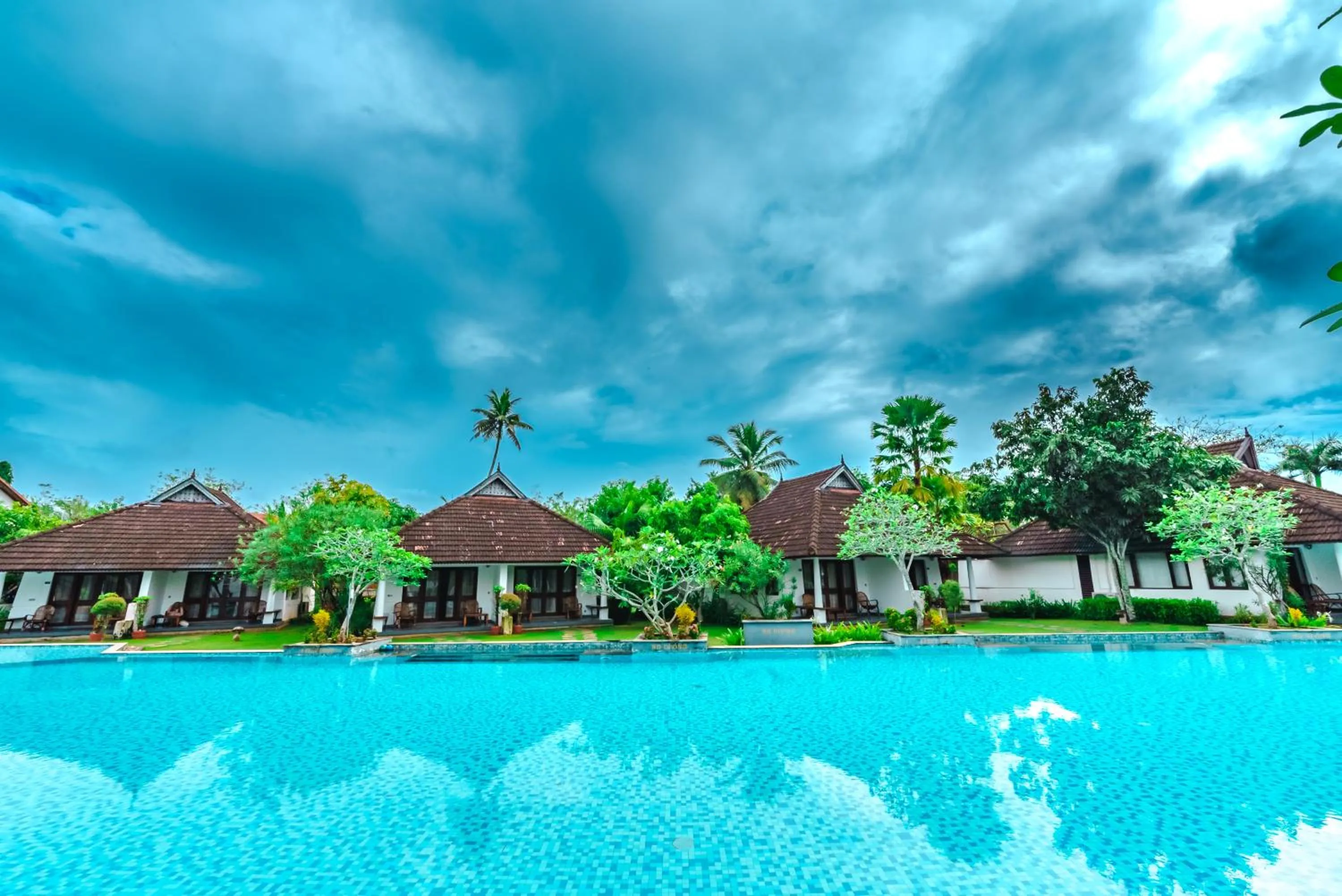 Poolside cottages with 10% off on Buffet Meals & Spa in Rhythm Kumarakom