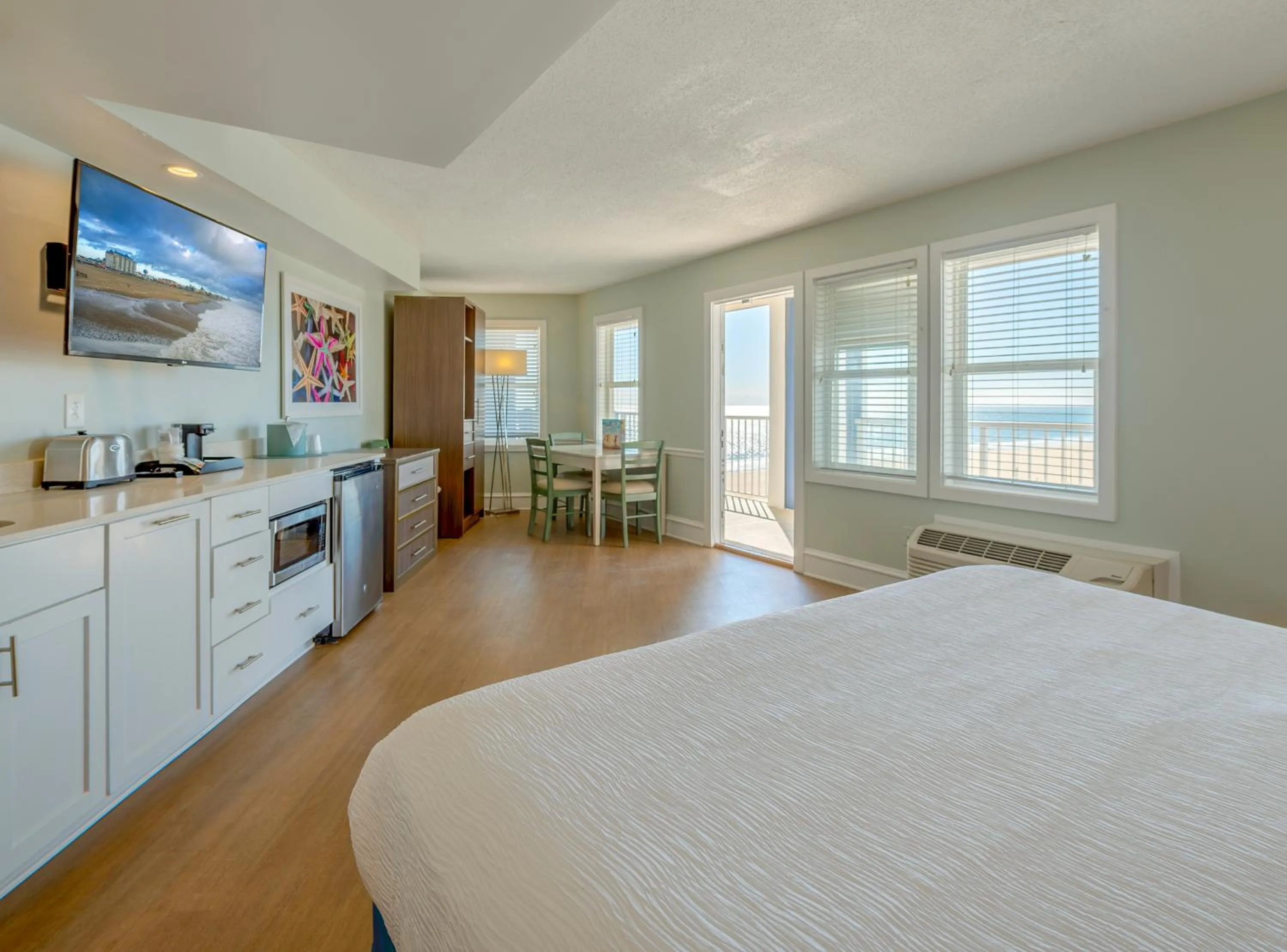 Deluxe King Suite in Commander Hotel & Suites