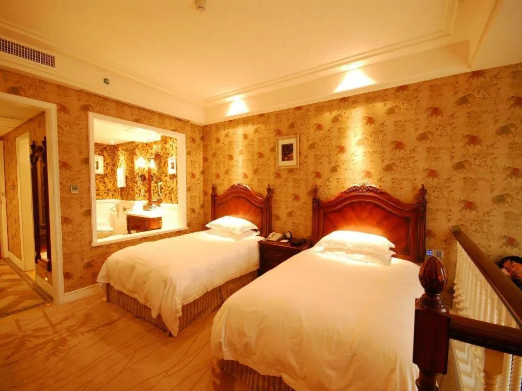 Hangzhou The First World Hotel