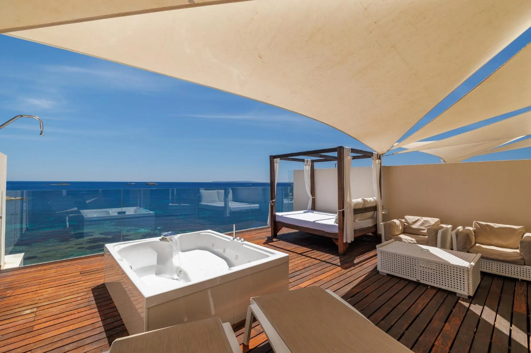 Suite with Sea View and Hot Tub - Free Spa Access in Hotel Torre del Mar - Ibiza