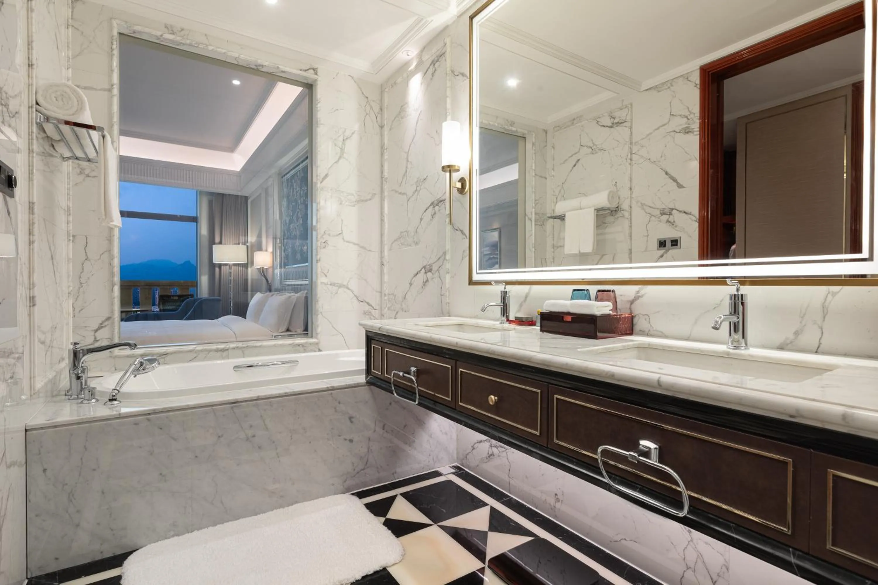 Deluxe King Room in Wyndham Taian West