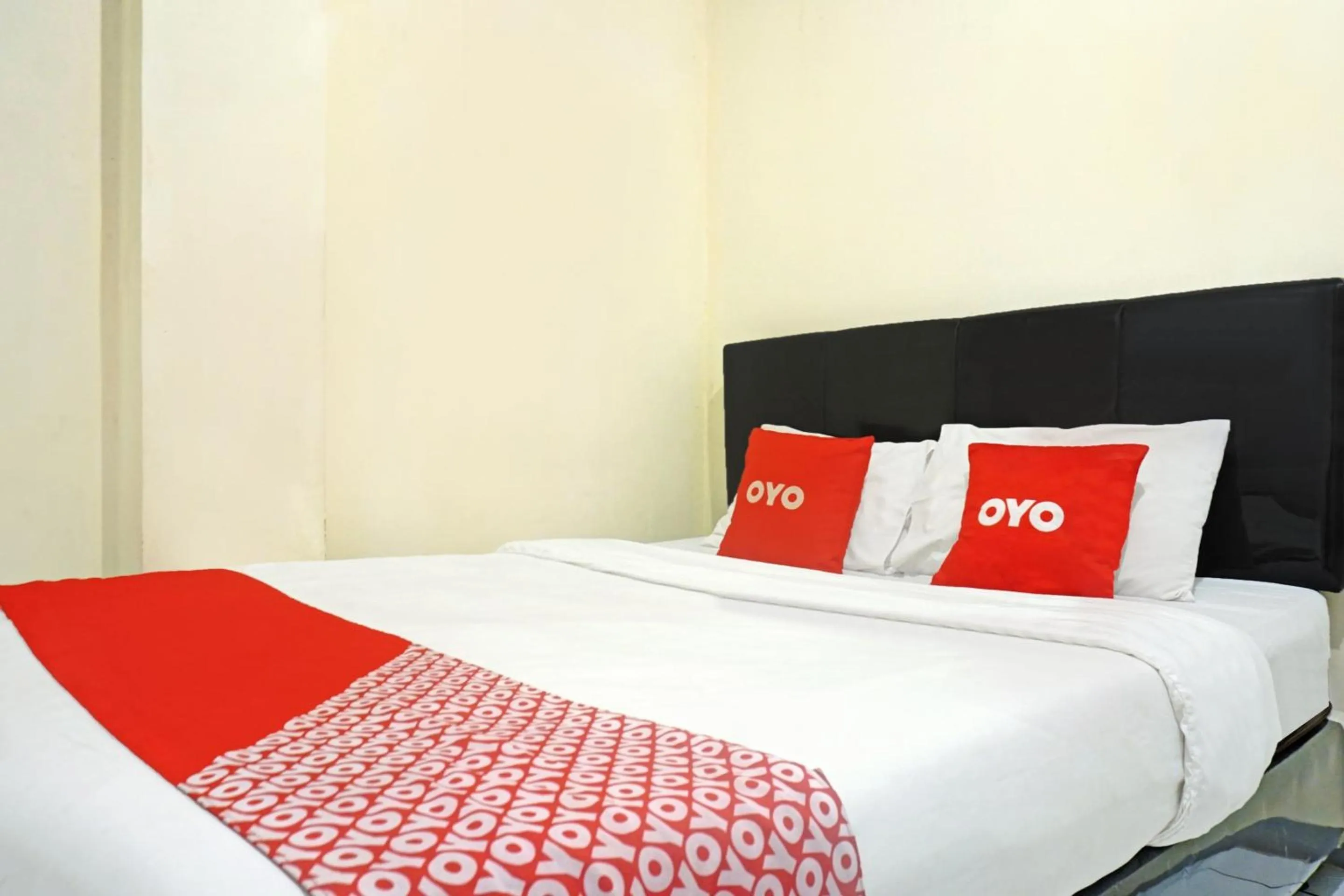 Standard Double Room in Hotel O J&b Room Pramuka