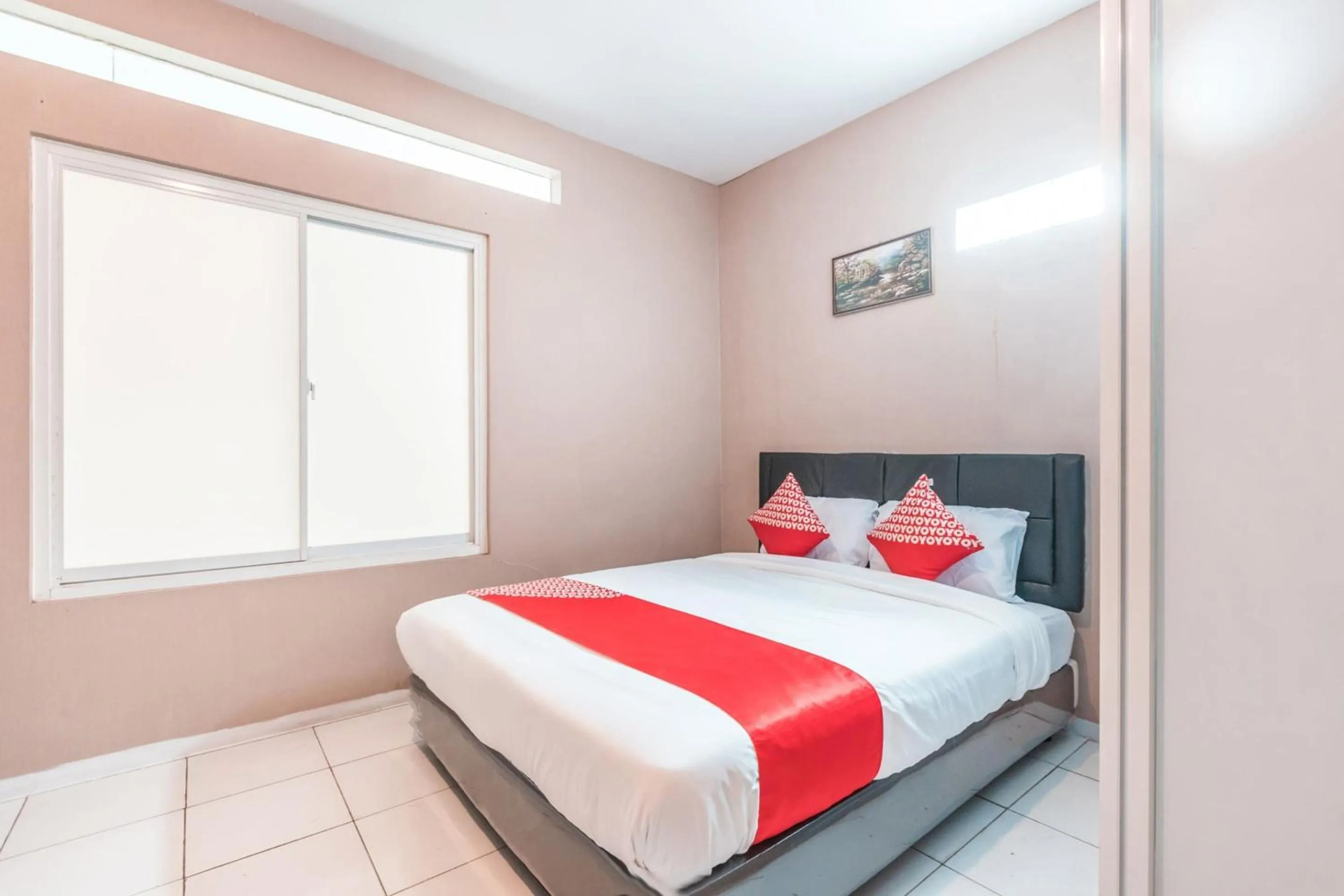 Deluxe Double Room in Hotel O J&b Room Pramuka