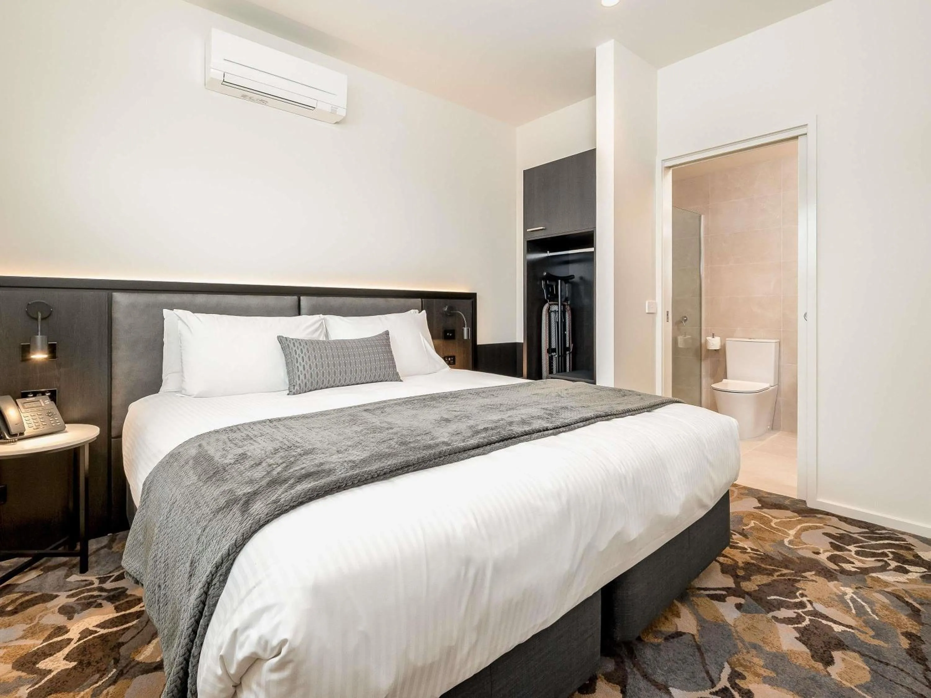 Deluxe king bed room in Mantra Shepparton