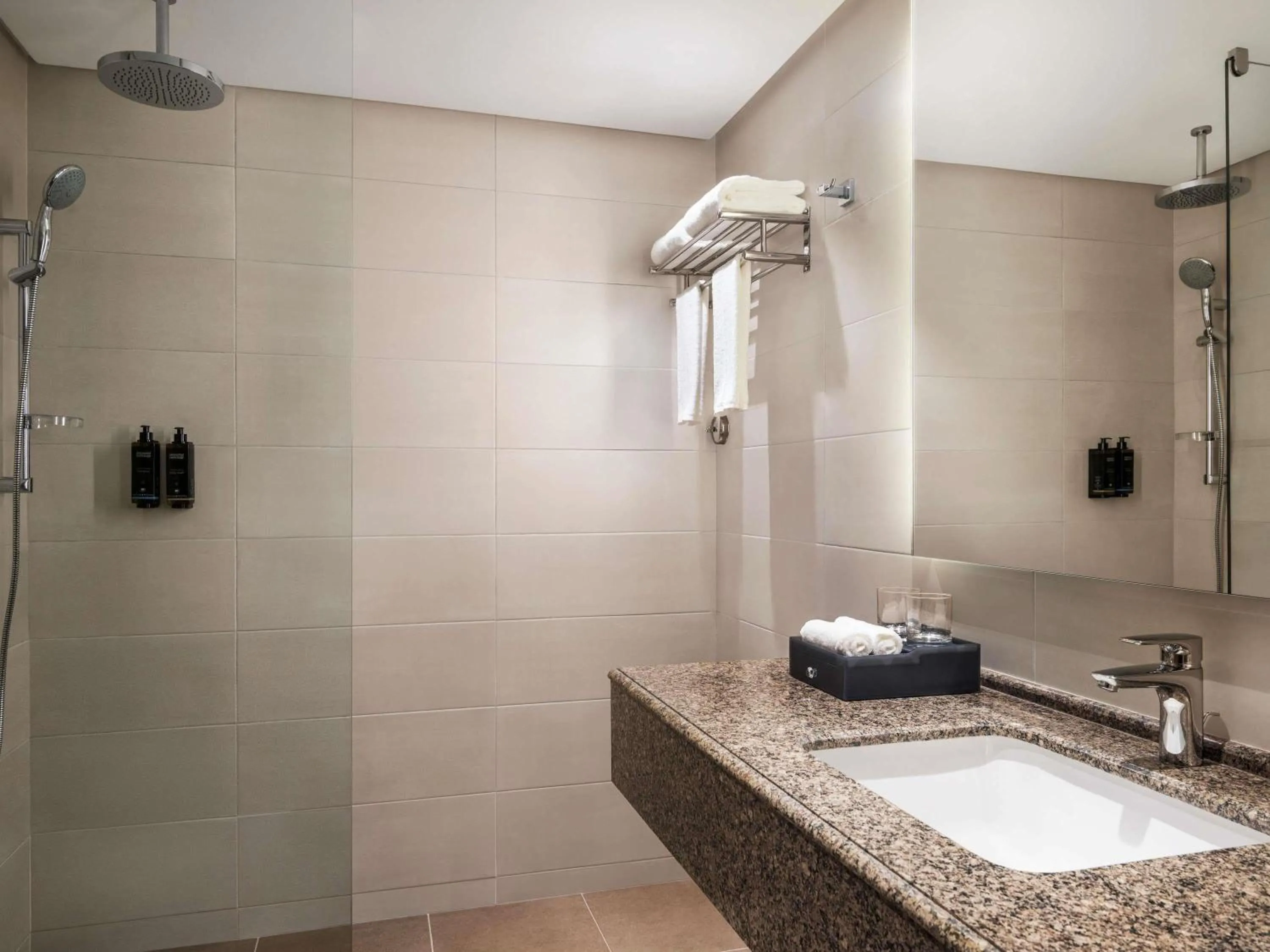 Deluxe Twin Room with Mountain View in Mercure Muscat