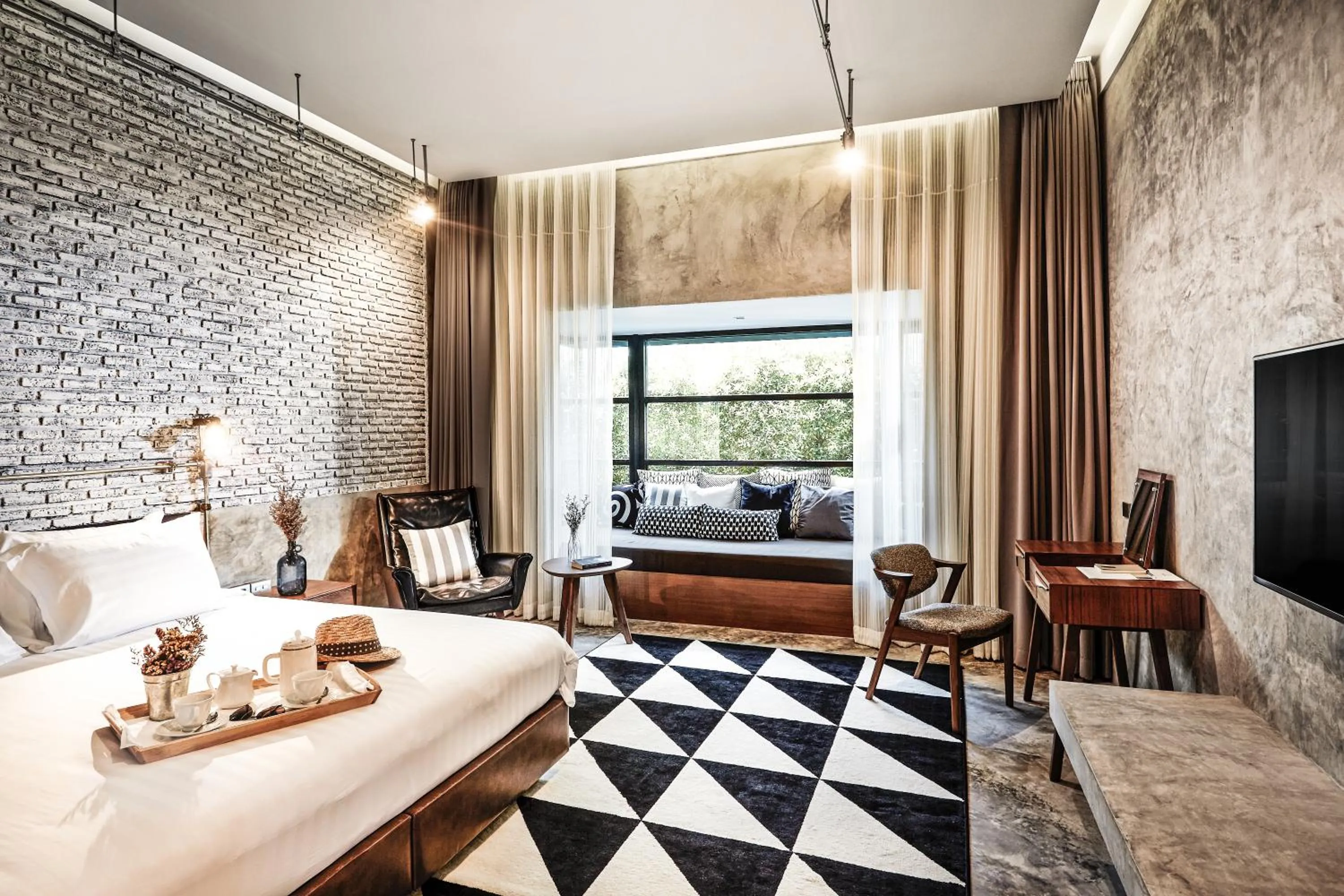 Deluxe King Room in The Restro