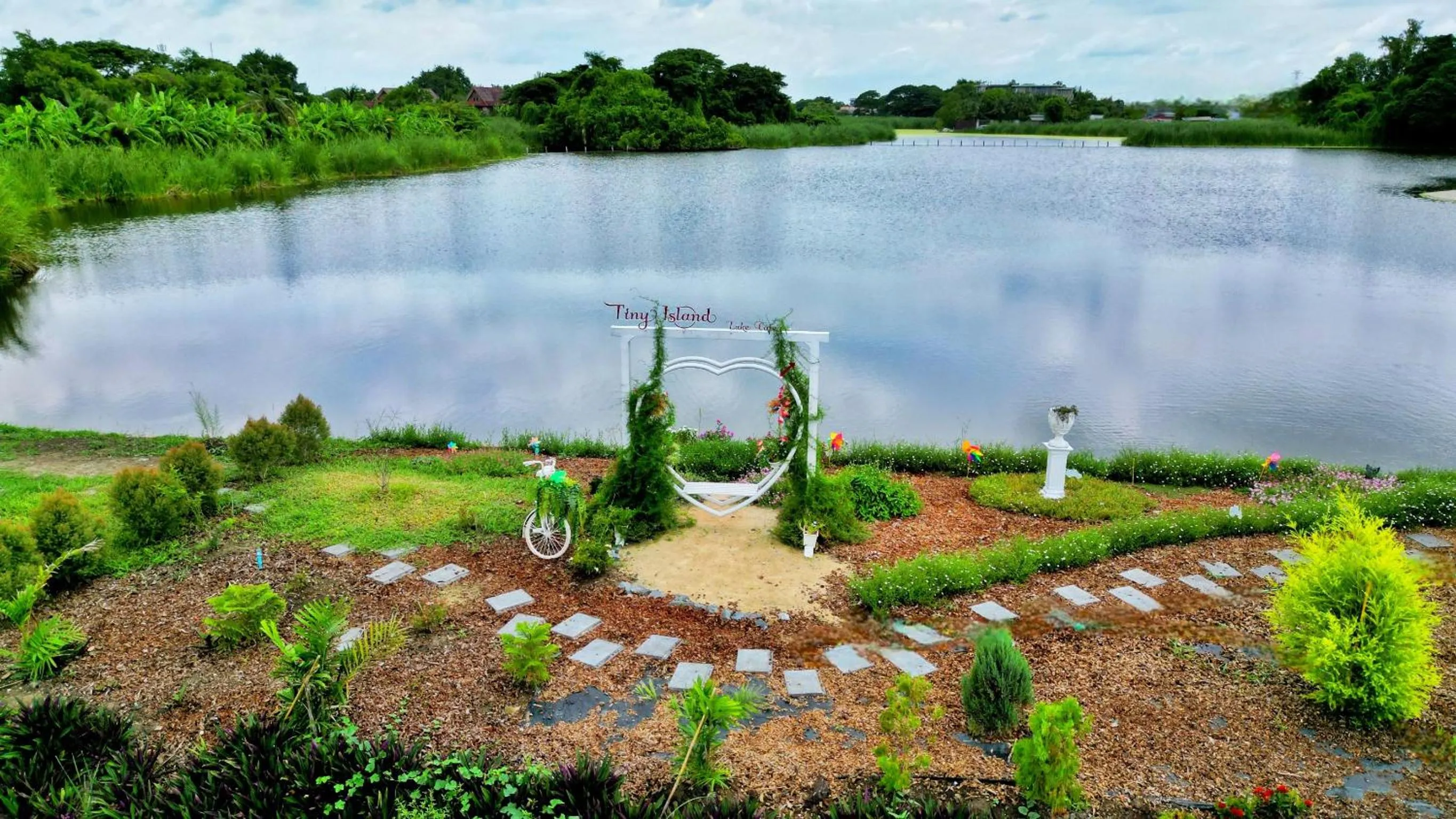 King Room with Lake View in Tiny Island Lake Lodge
