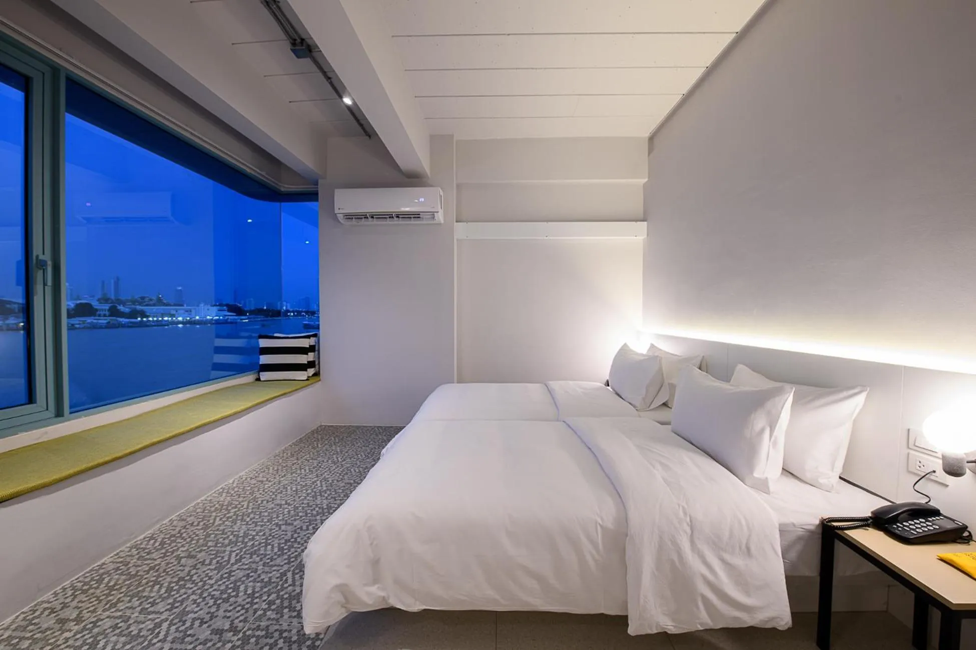 Grand Riverfront Deluxe Room in Mowa Bangkok