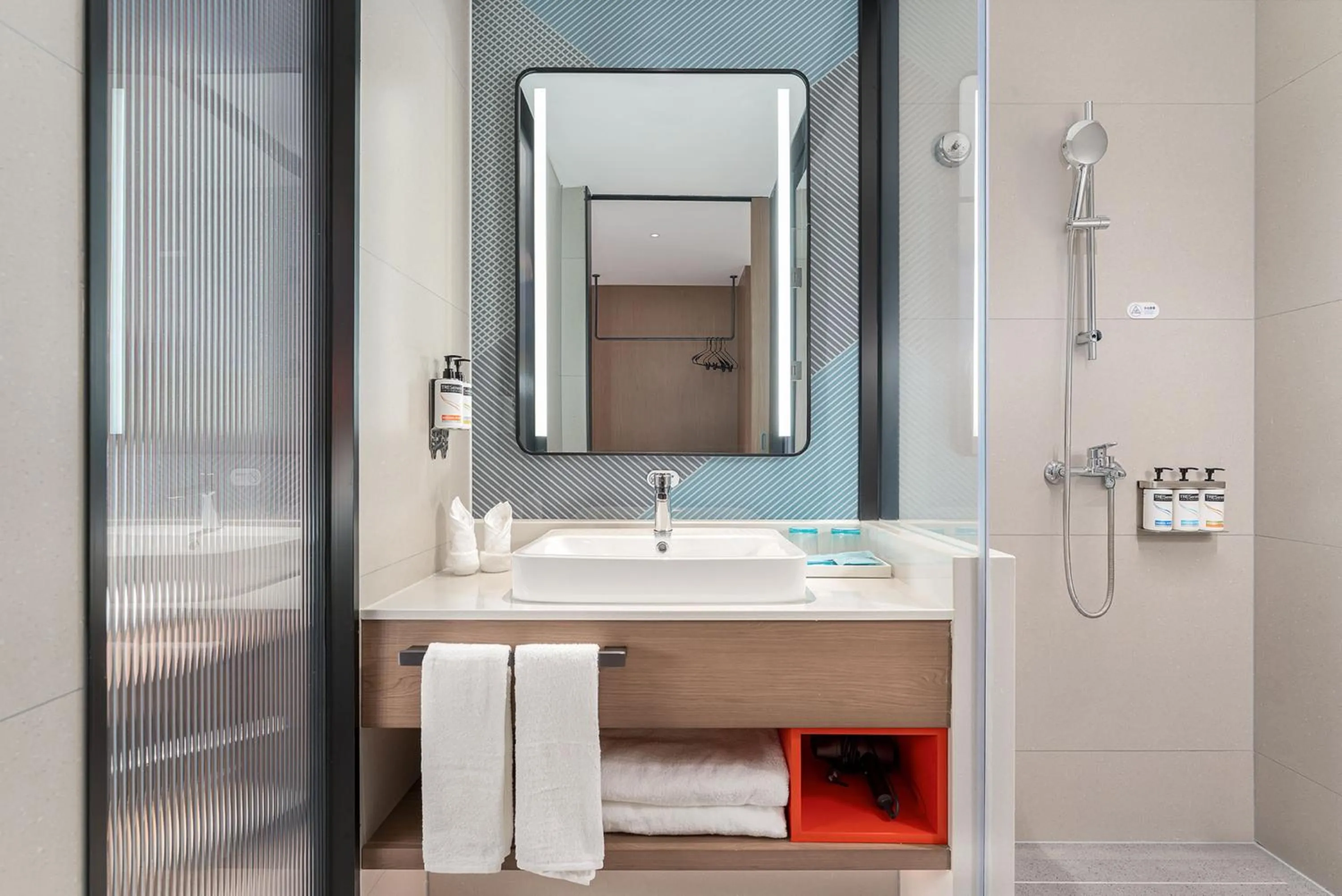 Standard Double Room with Two Double Beds in Holiday Inn Express Kunming Economic Dev Zone by IHG