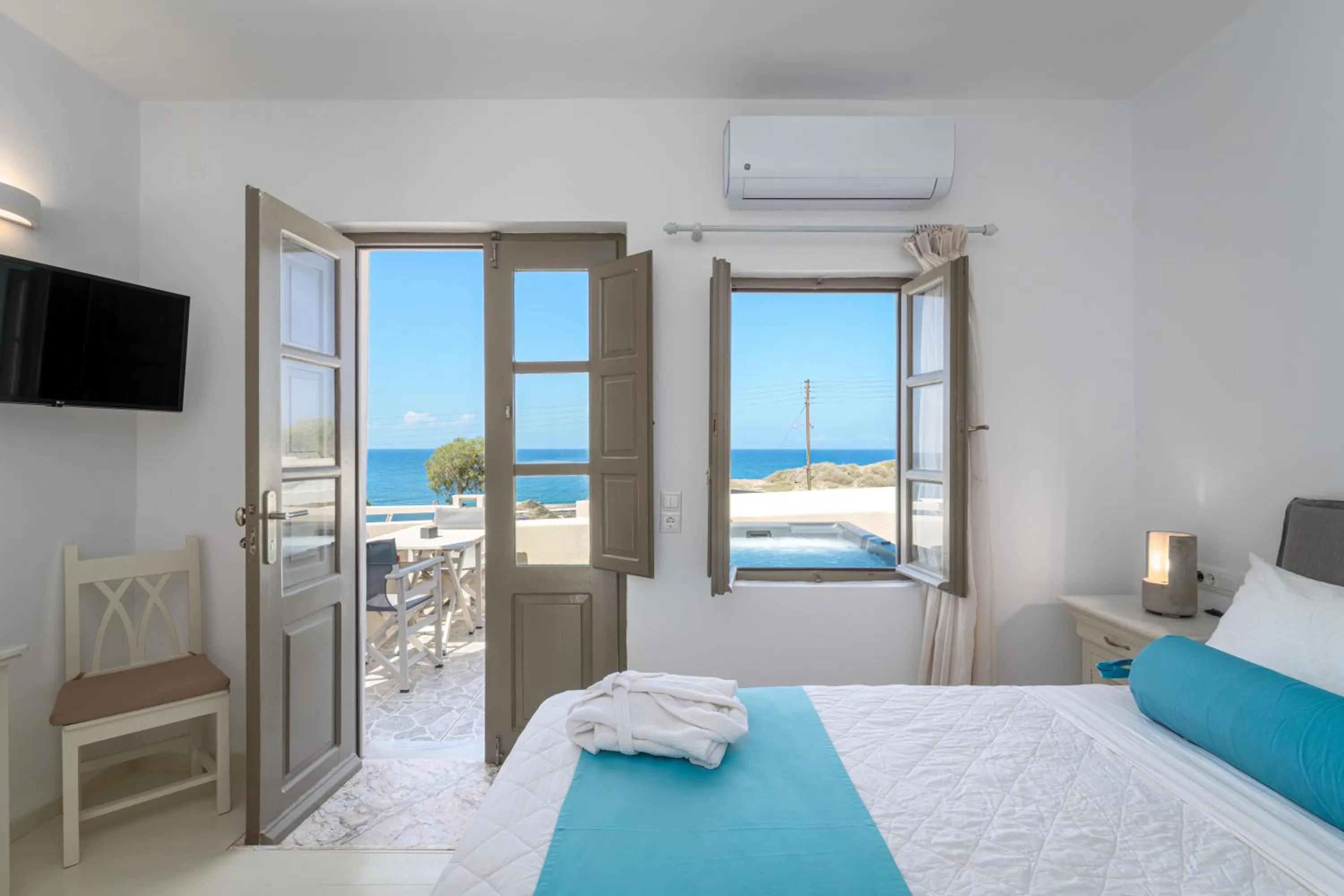 Luxury Honeymoon Suite with Outdoor Jacuzzi & Sea Vista in En Plo Boutique Suites