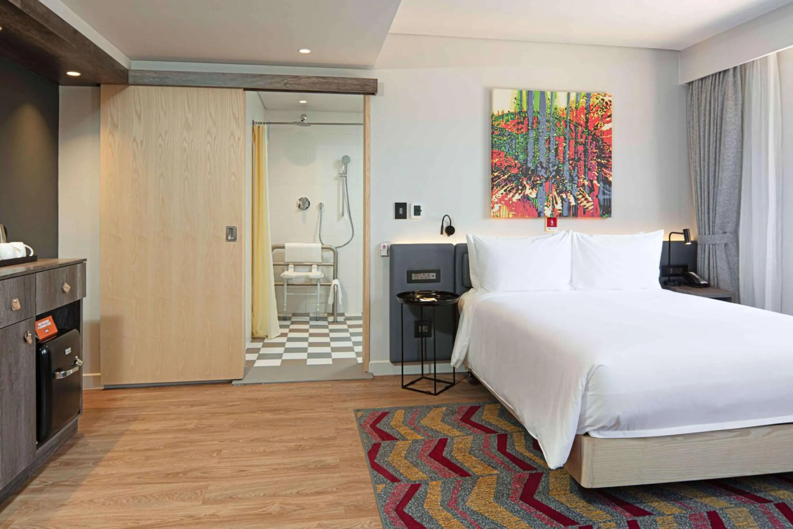 Queen Room - Mobility Access in Hampton By Hilton Sandton Grayston