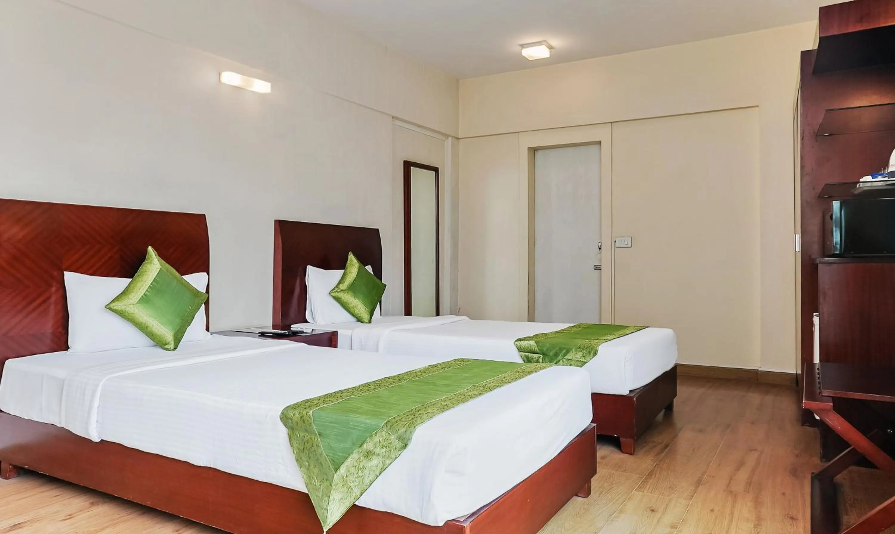 Deluxe Double Room - single occupancy in Treebo Brooks Manor