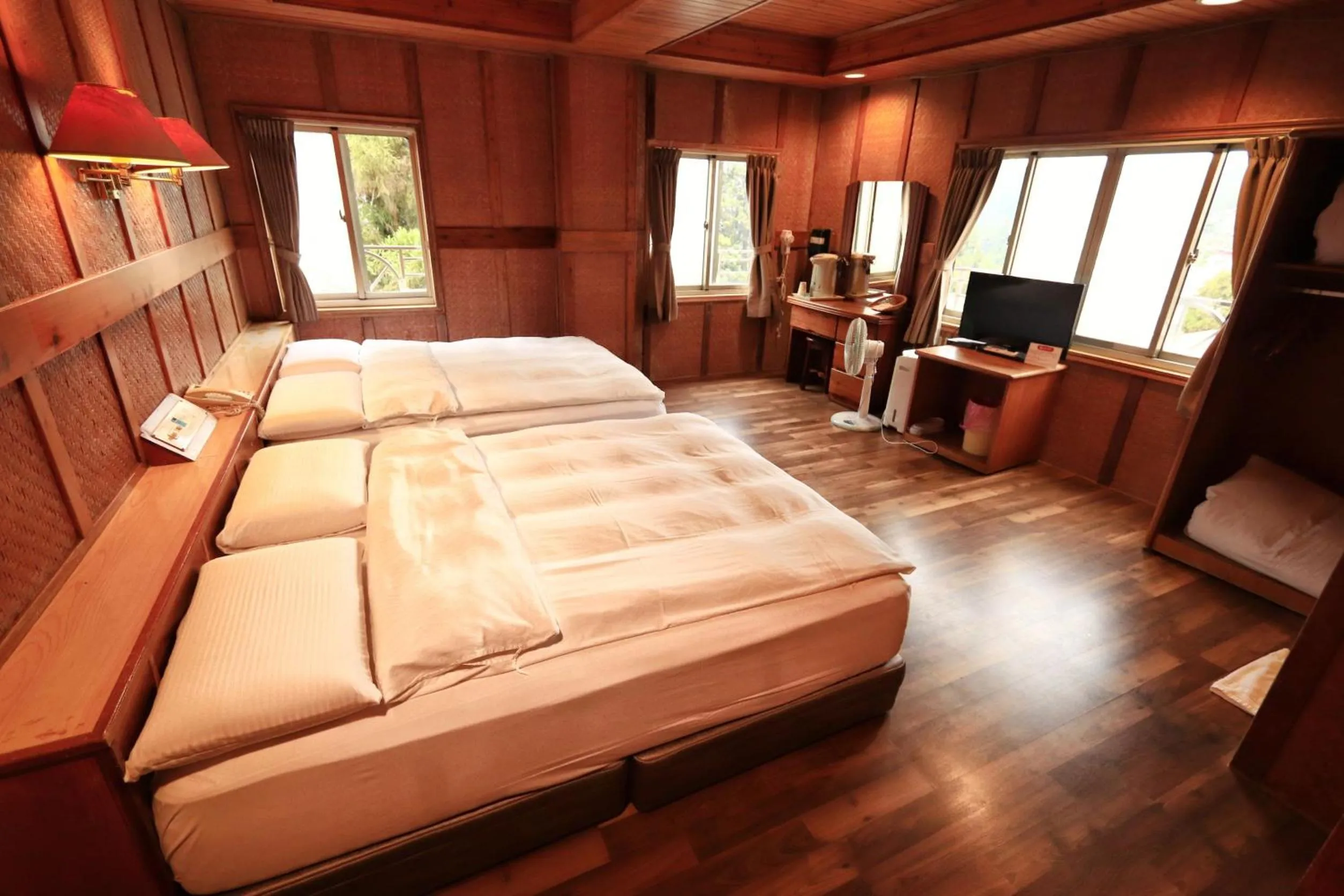 Deluxe Quadruple Room in Fenchihu Hotel