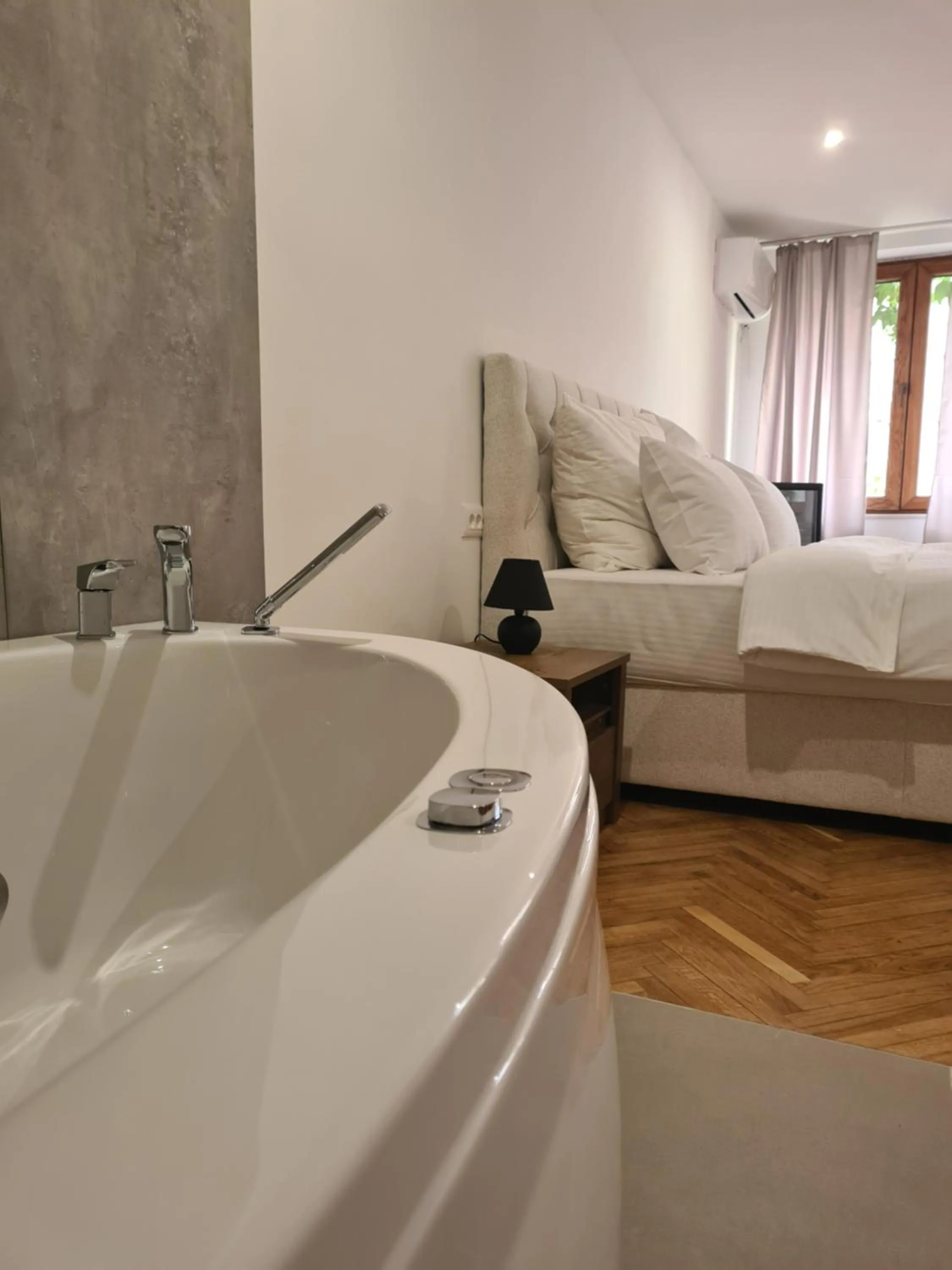 Queen Room with Spa Bath in Fera