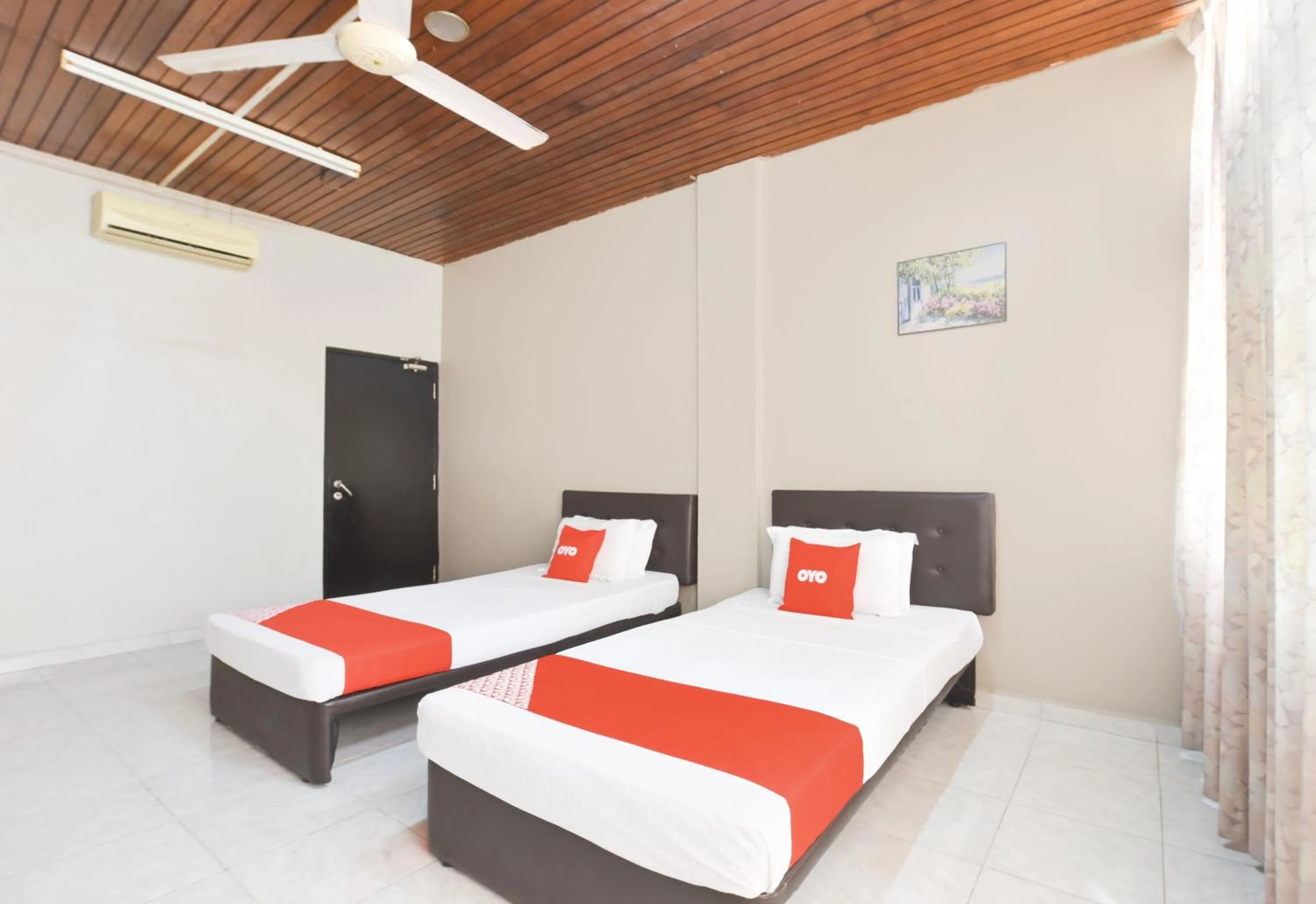 Deluxe Twin Room in OYO 91052 Hotel Kenangan