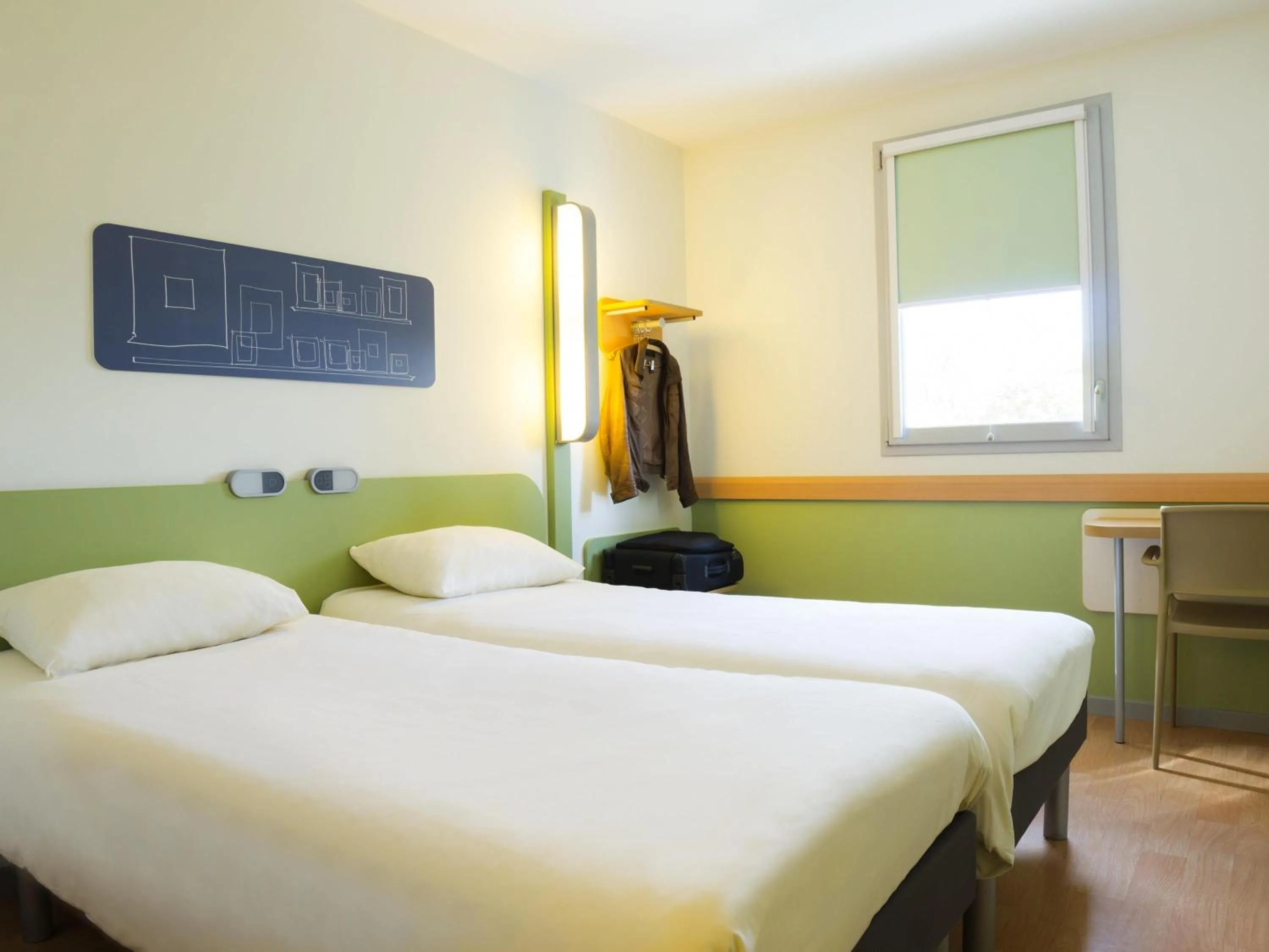 Twin Room in Ibis Budget Valence Sud