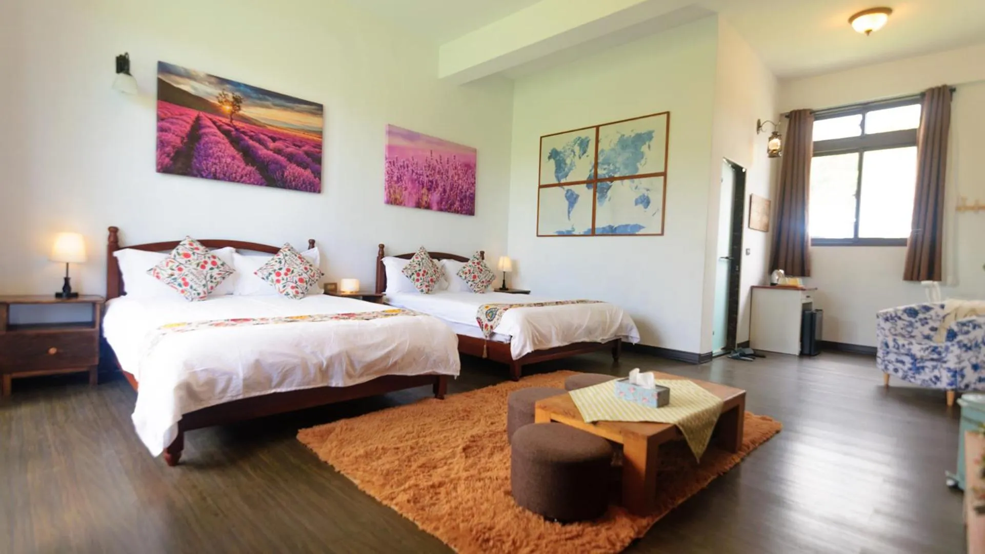 Family Room with Lake View in Summer Rocker Villa