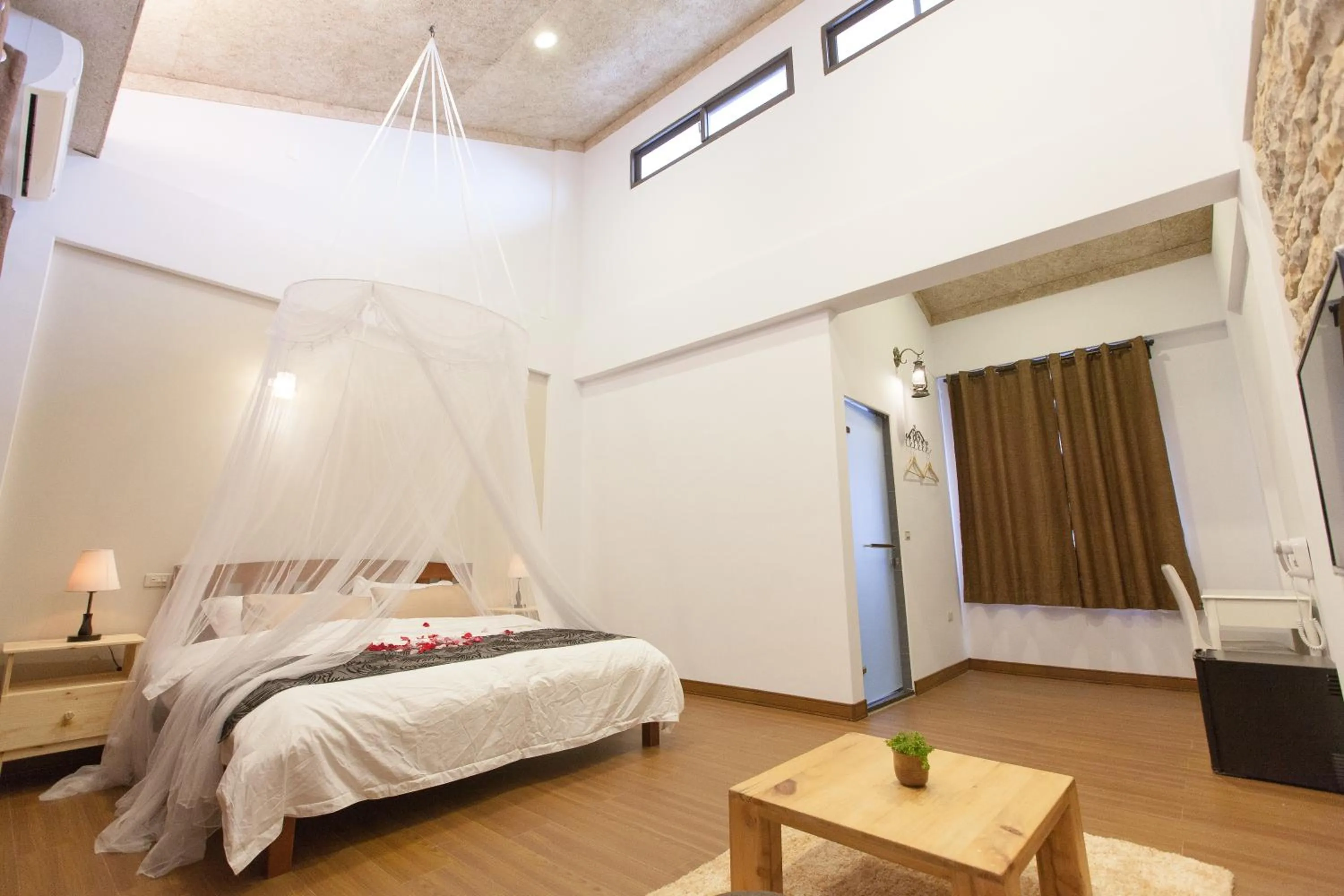 King Room with Lake View in Summer Rocker Villa